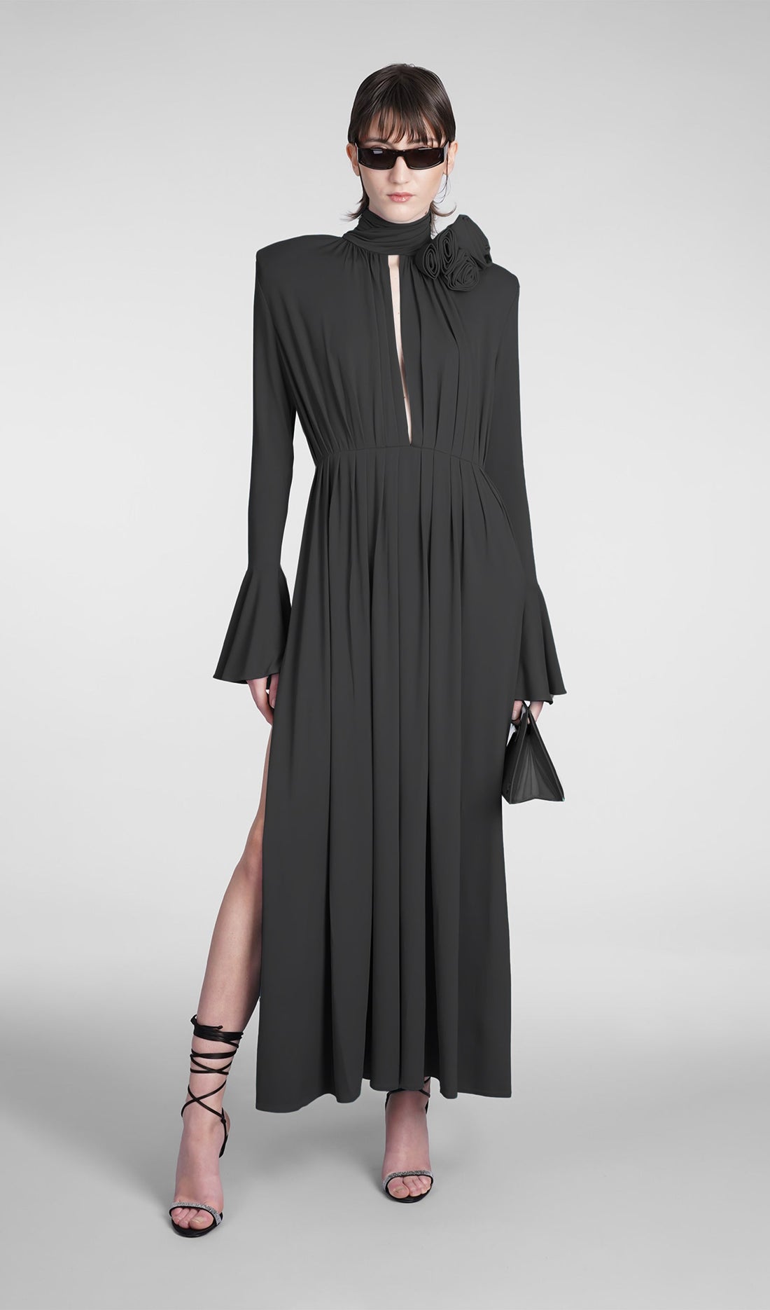 Schwarzes, geblümtes Maxikleid mit V-Ausschnitt, Falten und Schlitz 