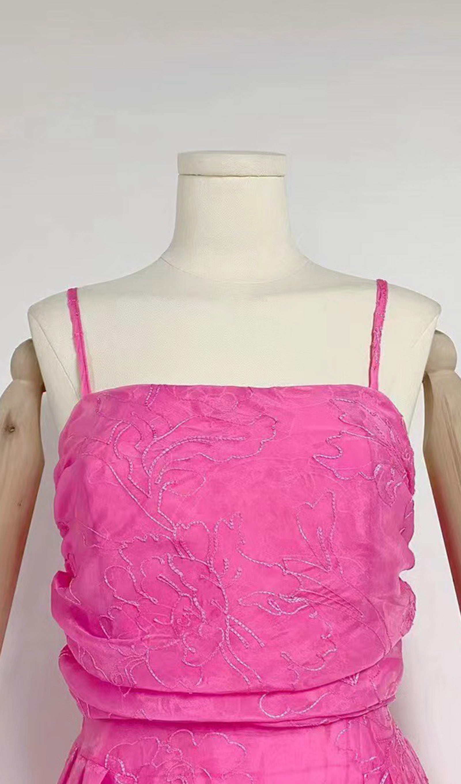 Besticktes, tailliertes Midikleid mit Trägern in Rosa