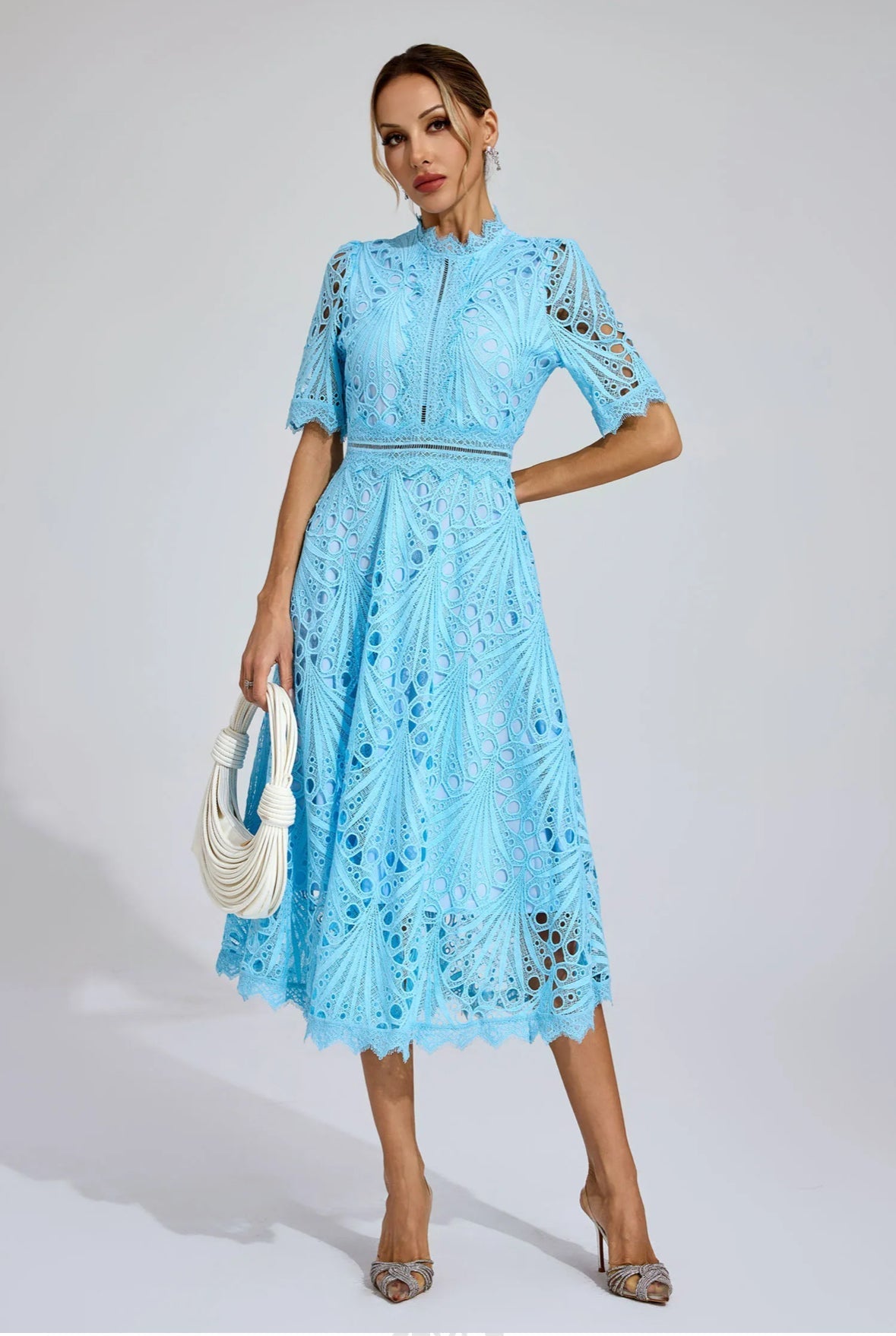 Midikleid aus Spitze mit Cut-outs