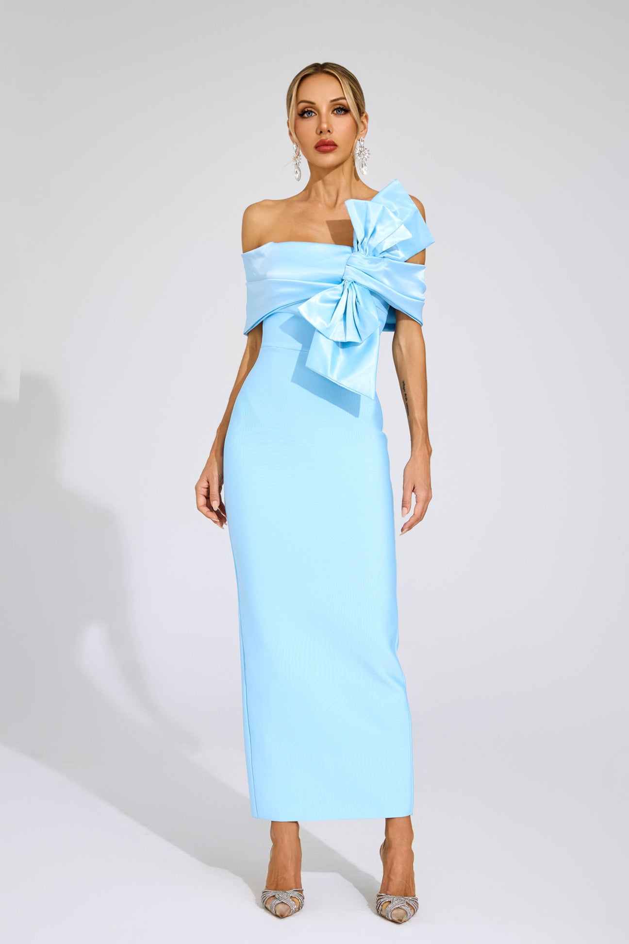 Blaues Satin-Maxikleid mit Schleife