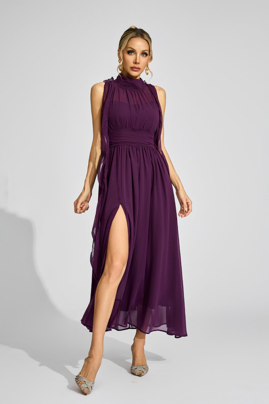 Violette Maxikleid mit hohem Kragen und Drapierung 