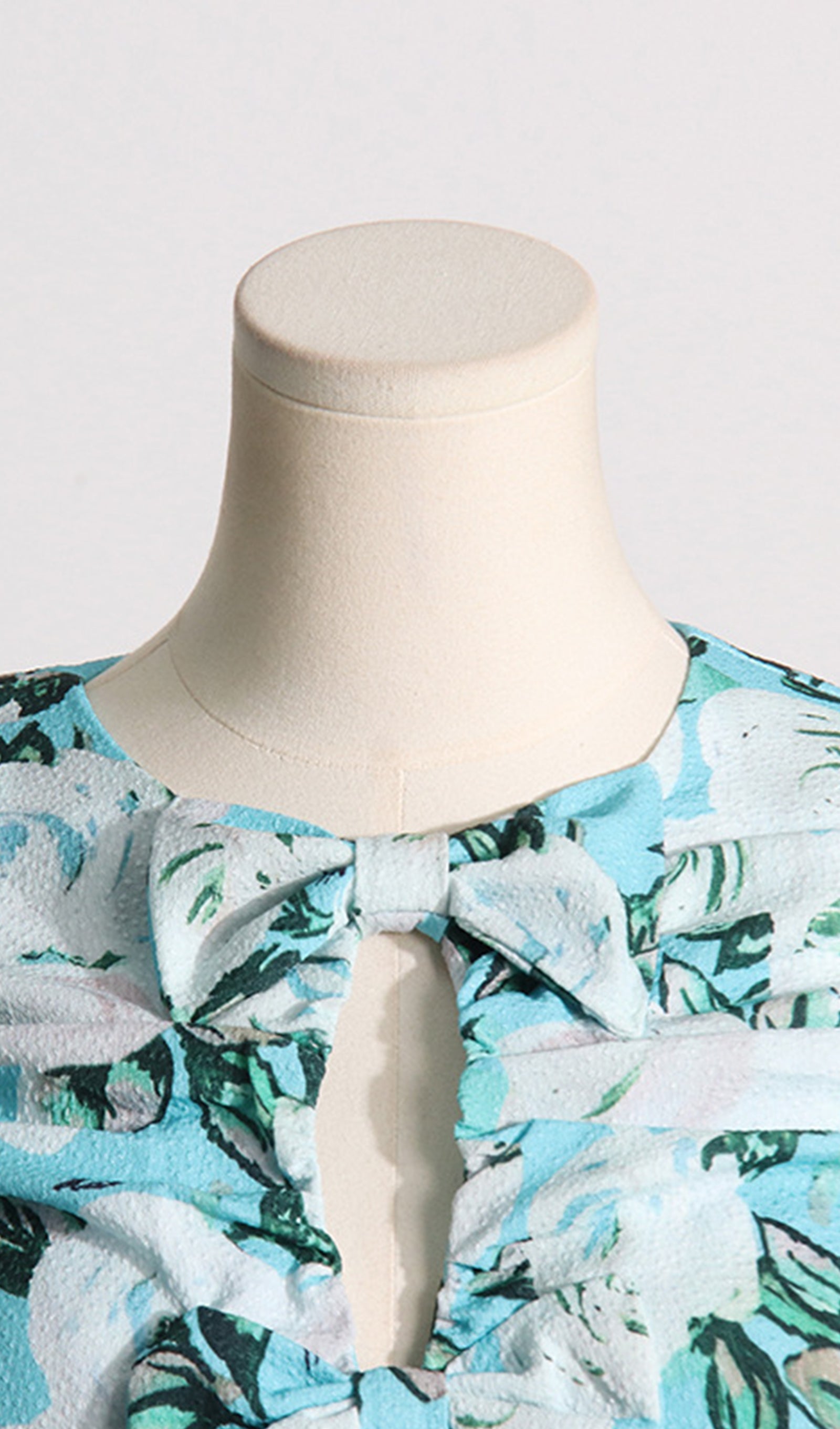 Langärmeliges, geblümtes, gerüschtes, figurbetontes Minikleid