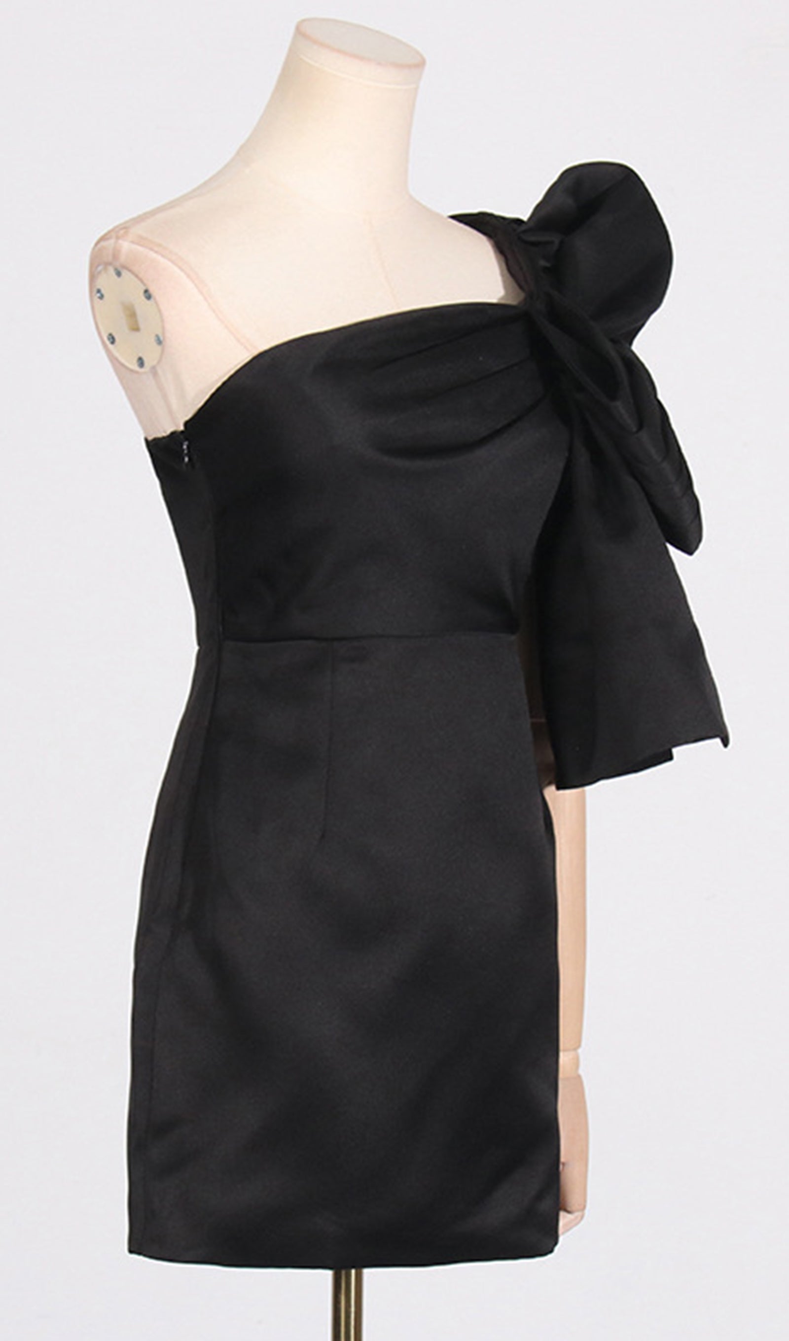 Schwarzes, schulterfreies, figurbetontes Minikleid