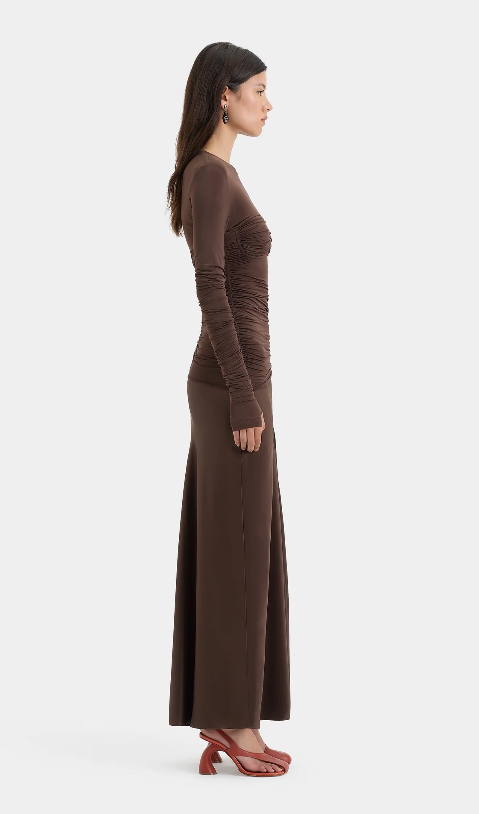 Drapiertes Maxikleid aus Jersey und Satin – Braun 
