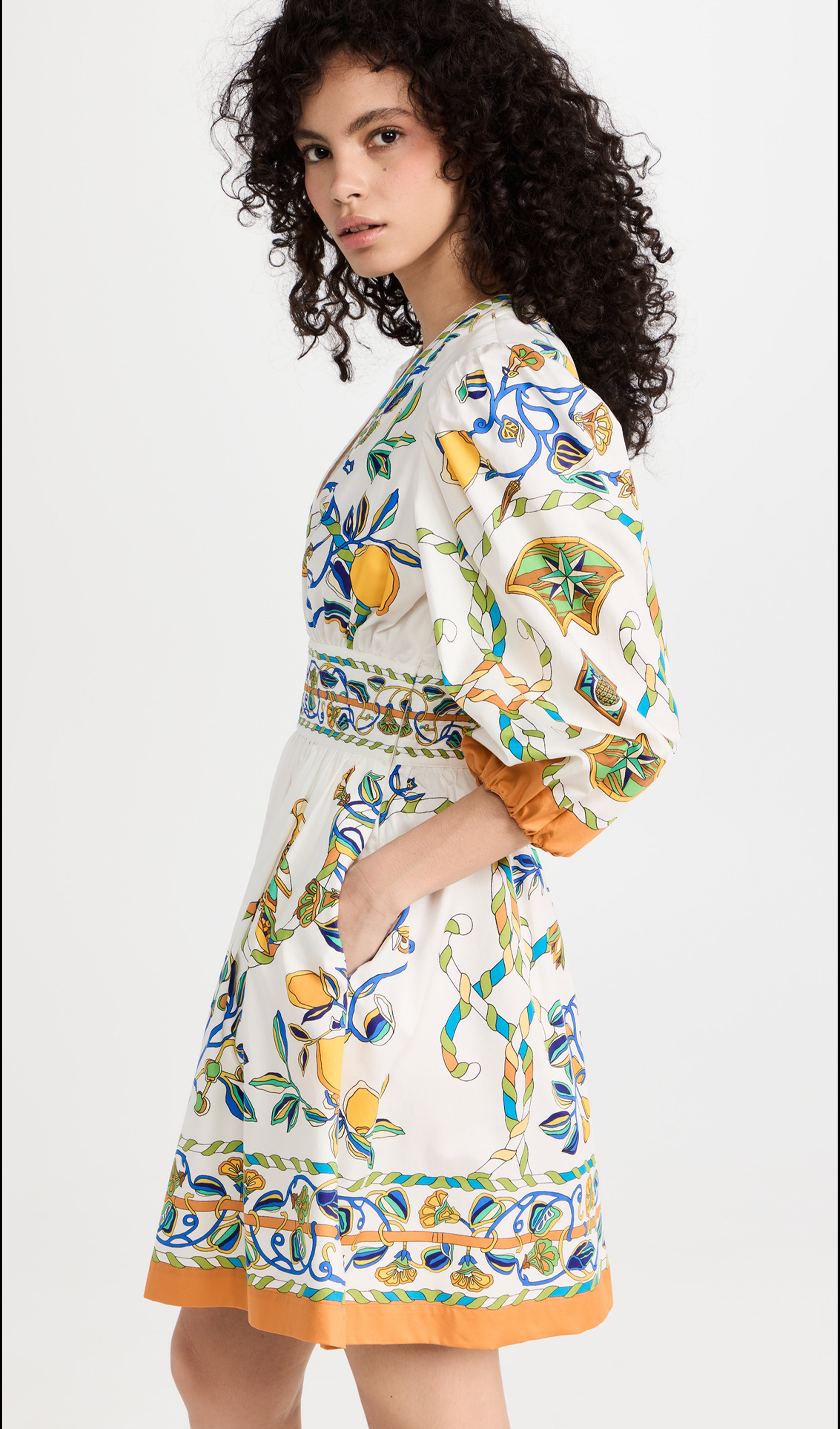 Minikleid in A-Linie mit Blumenmuster, V-Ausschnitt und langen Ärmeln