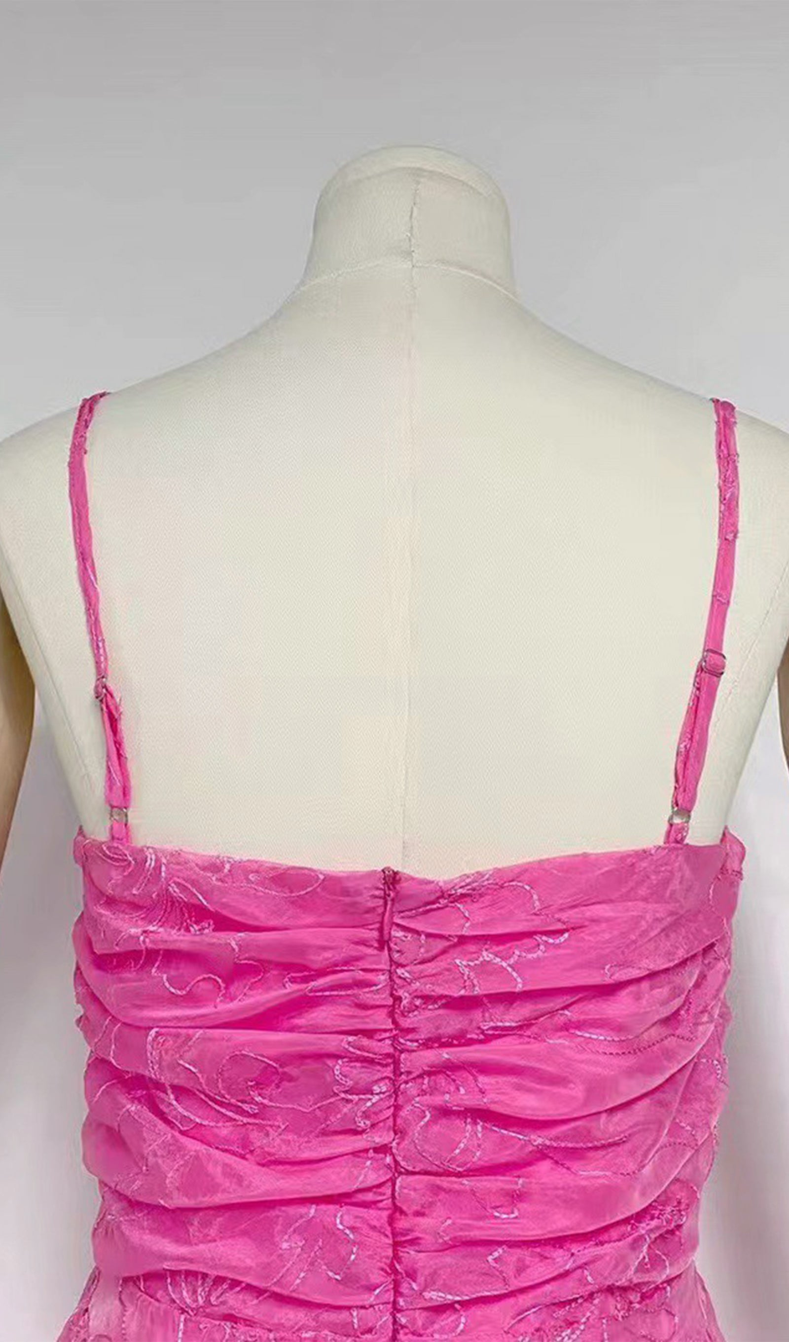 Besticktes, tailliertes Midikleid mit Trägern in Rosa