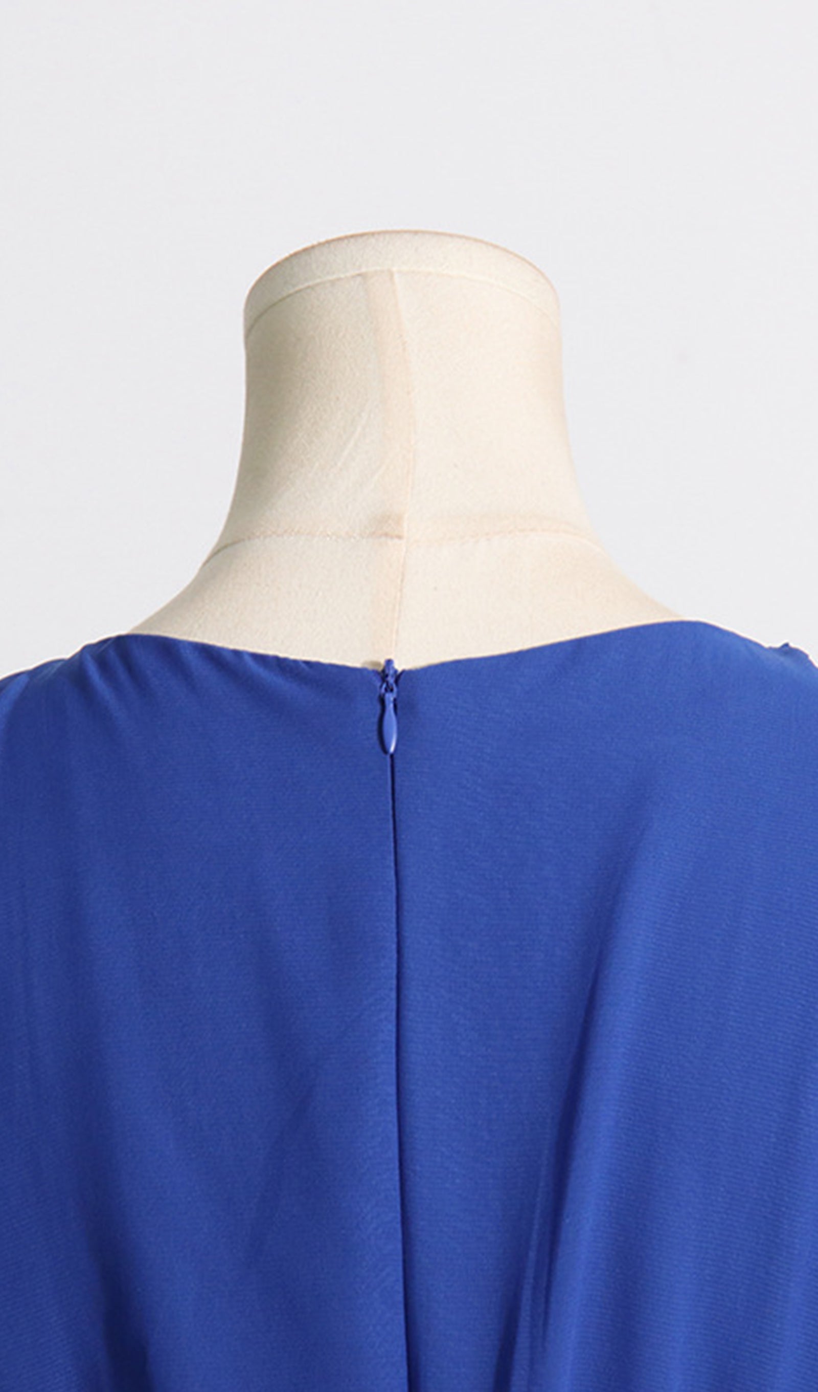Maxikleid aus Mesh mit langen Ärmeln und V-Ausschnitt