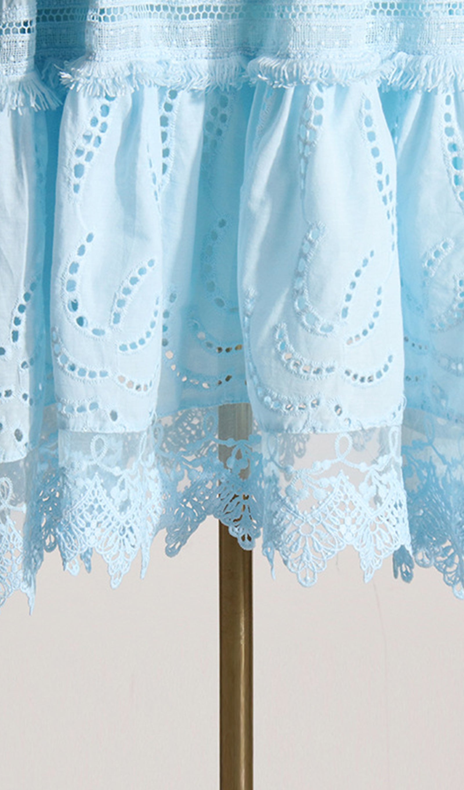 Schulterfreies, hochtailliertes Minikleid