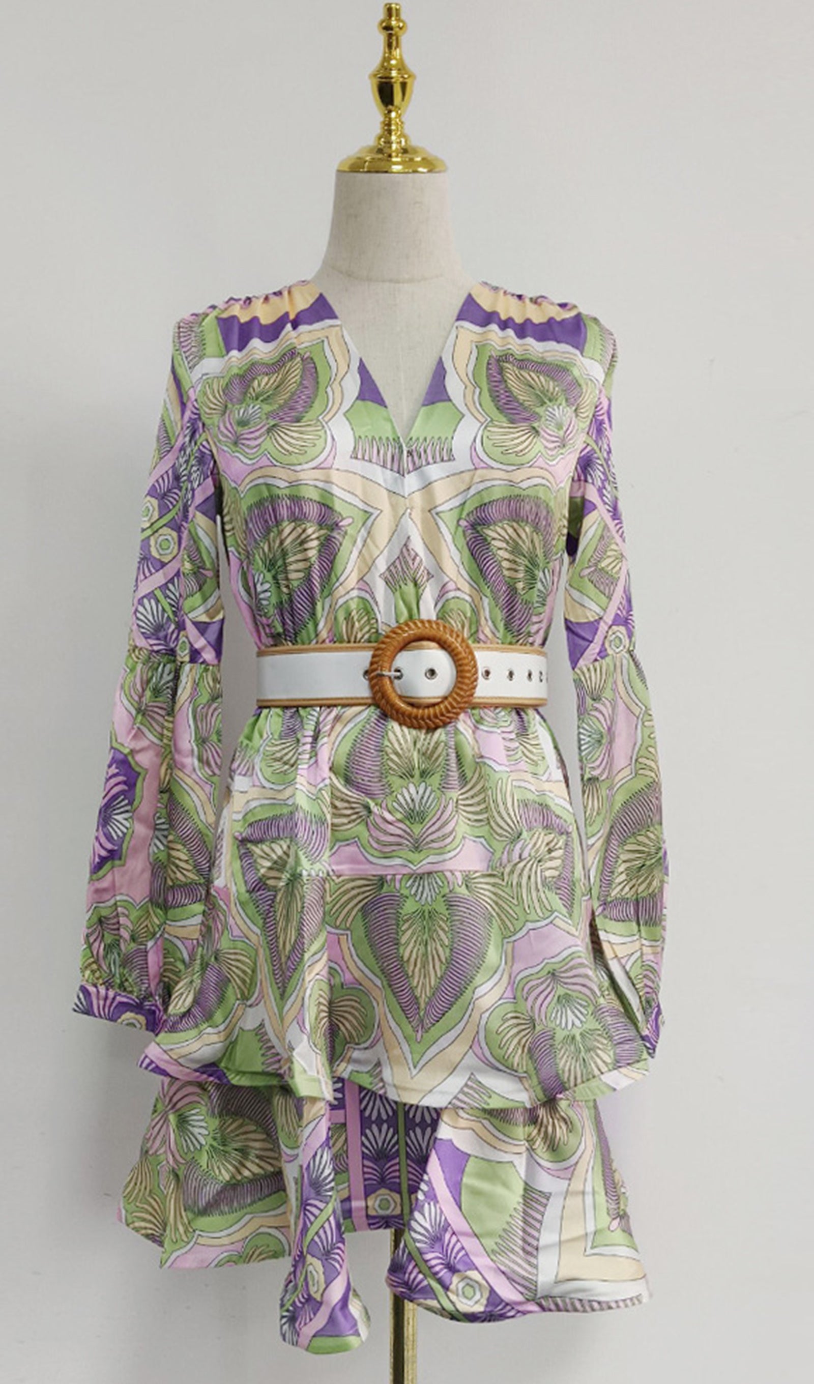 Langärmeliges Boho-Minikleid mit Blumenmuster und V-Ausschnitt