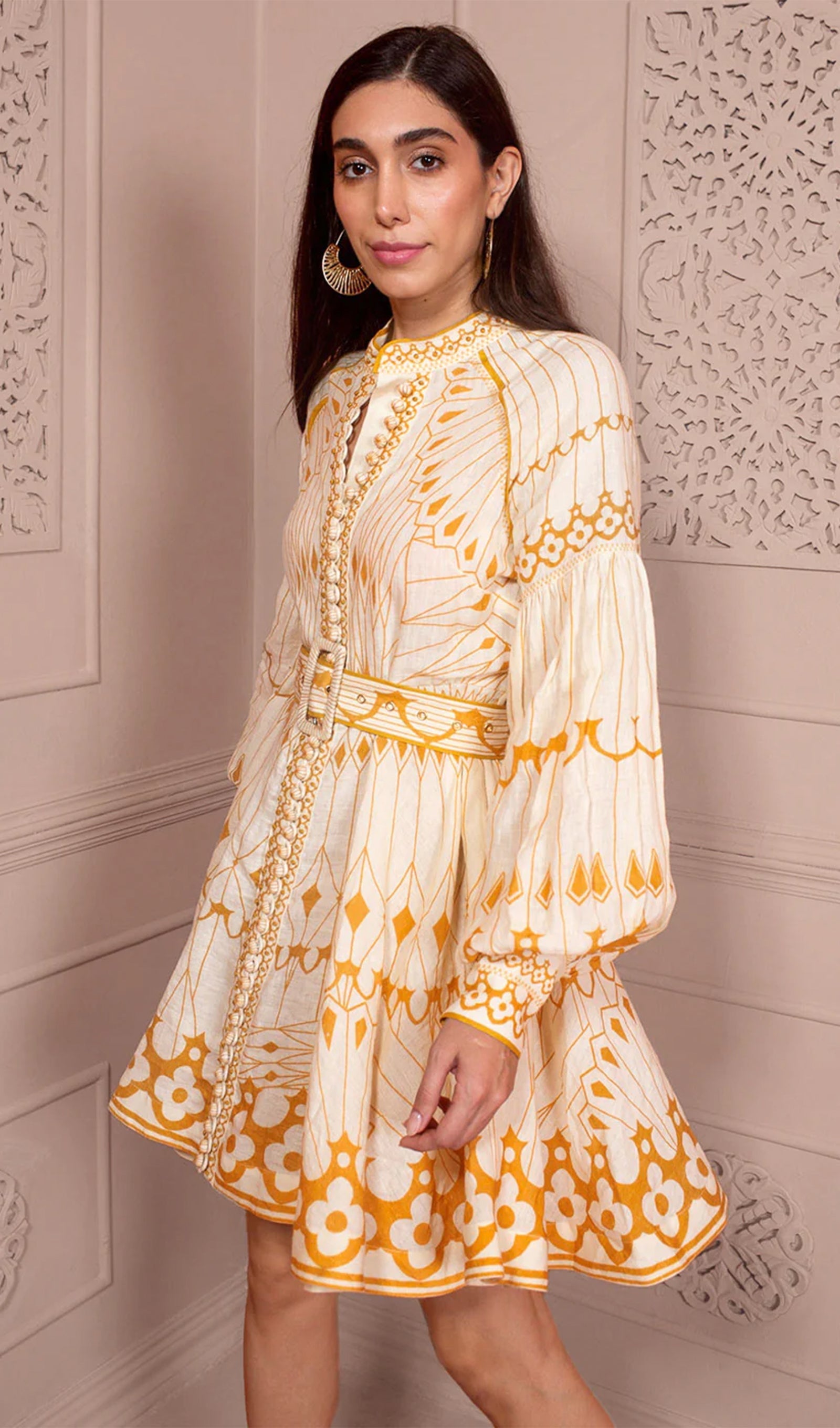 Minikleid mit Blumenmuster, hohem Kragen und Gürtel, mit Gürtel