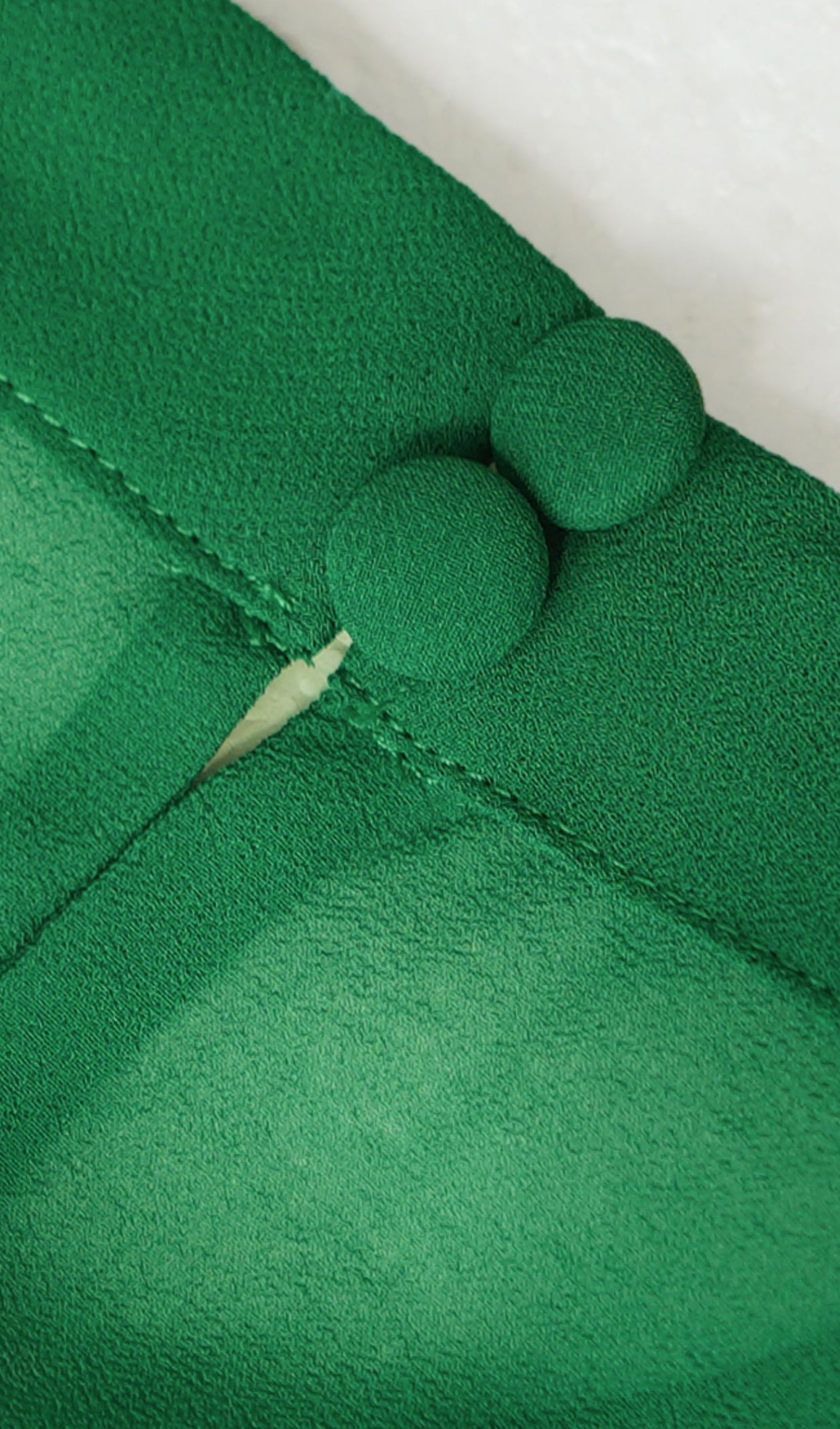 Grünes, tailliertes Maxikleid aus gerüschter, plissierter Spitze