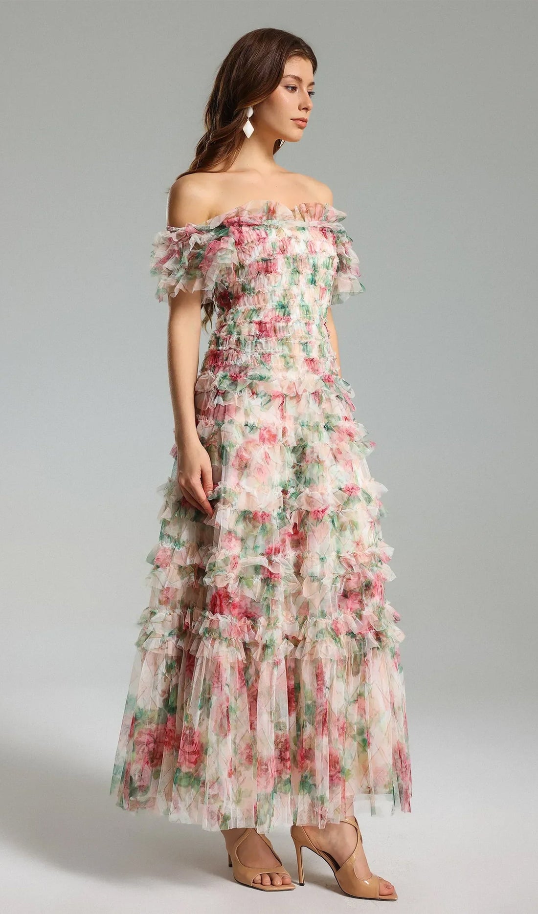 Schulterfreies, geblümtes, gerüschtes Strick-Maxikleid