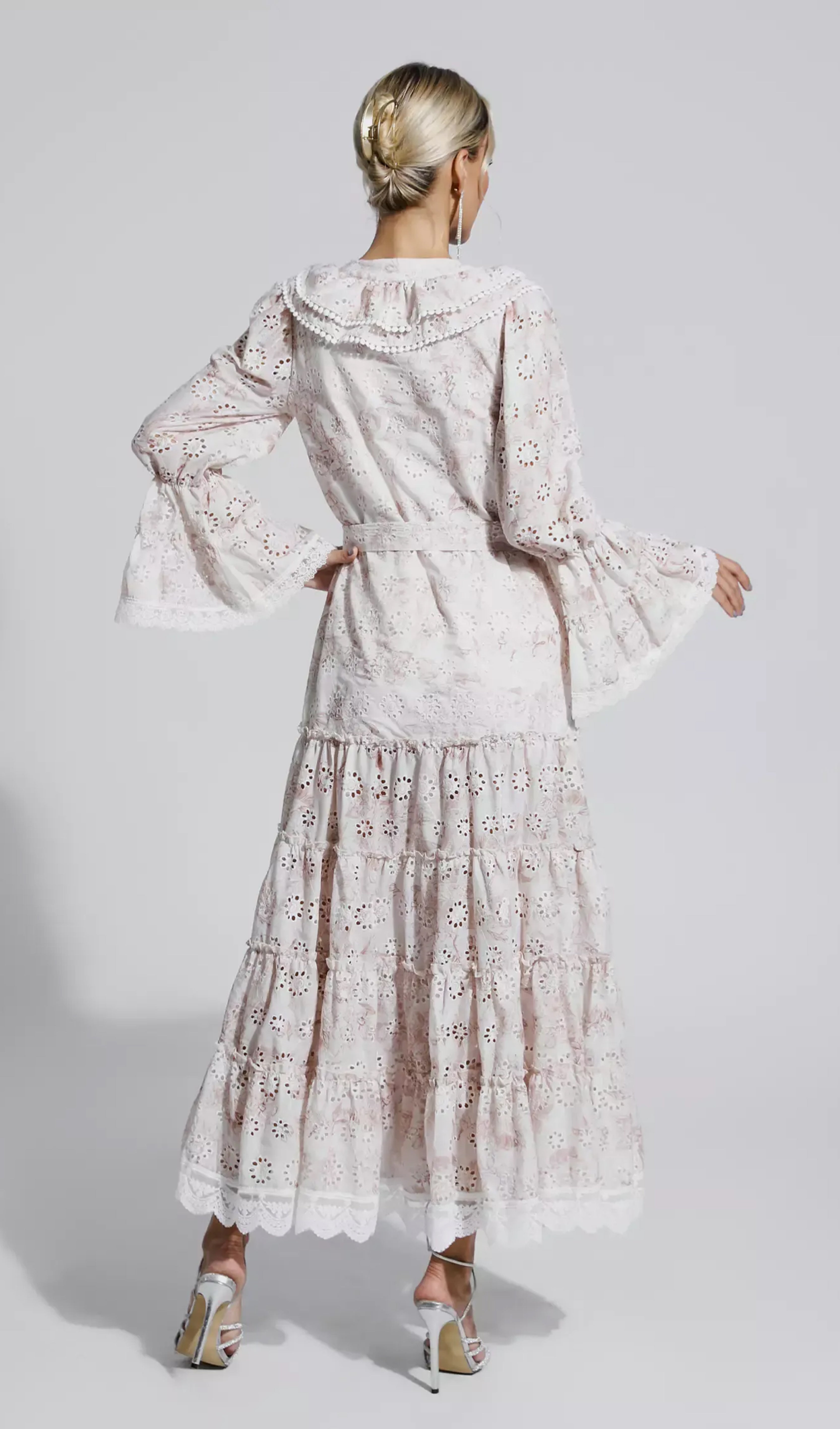 Langärmeliges, khakifarbenes, plissiertes Maxikleid aus Spitze