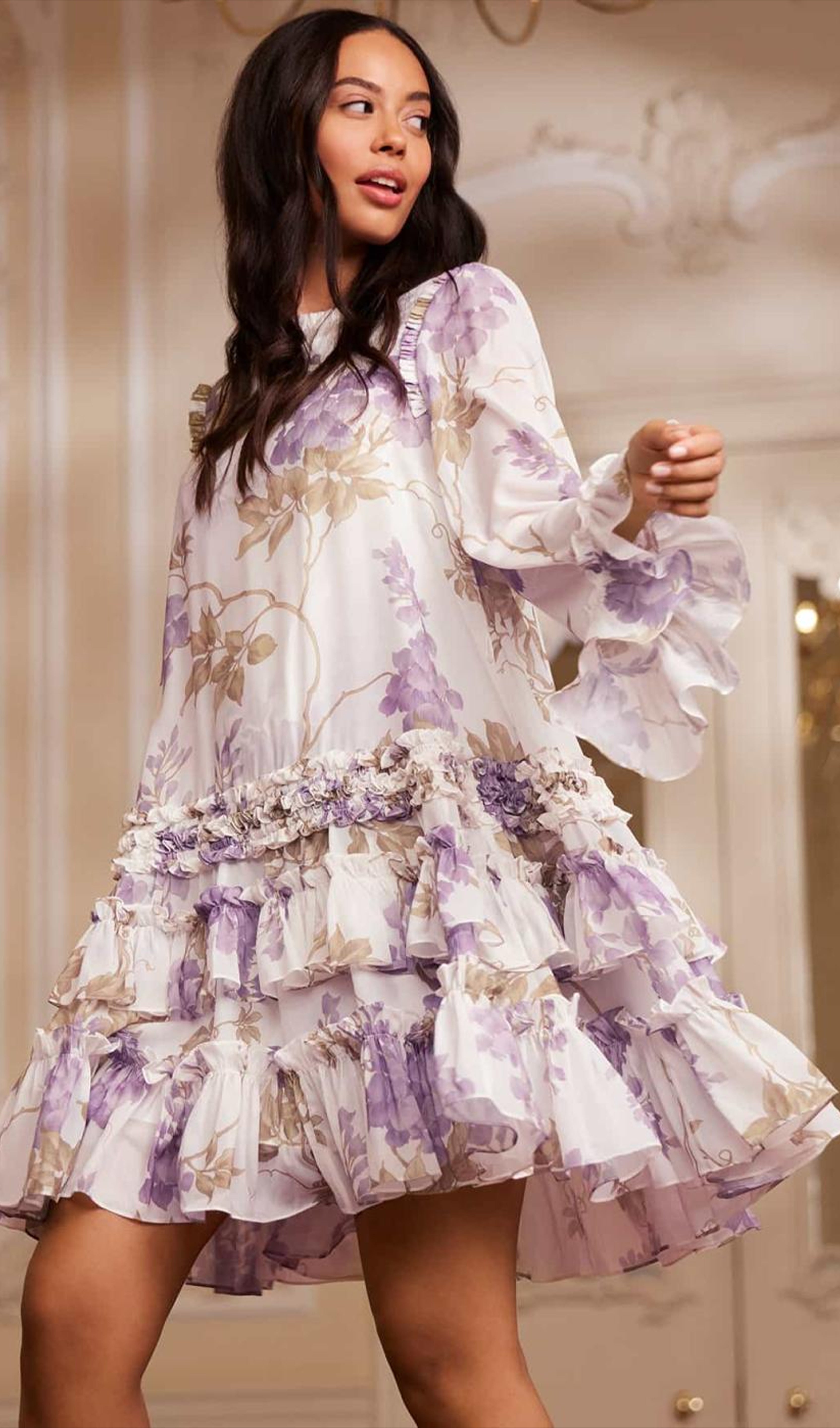 Langärmeliges, geblümtes, gerüschtes Minikleid mit Bindegürtel in der Taille