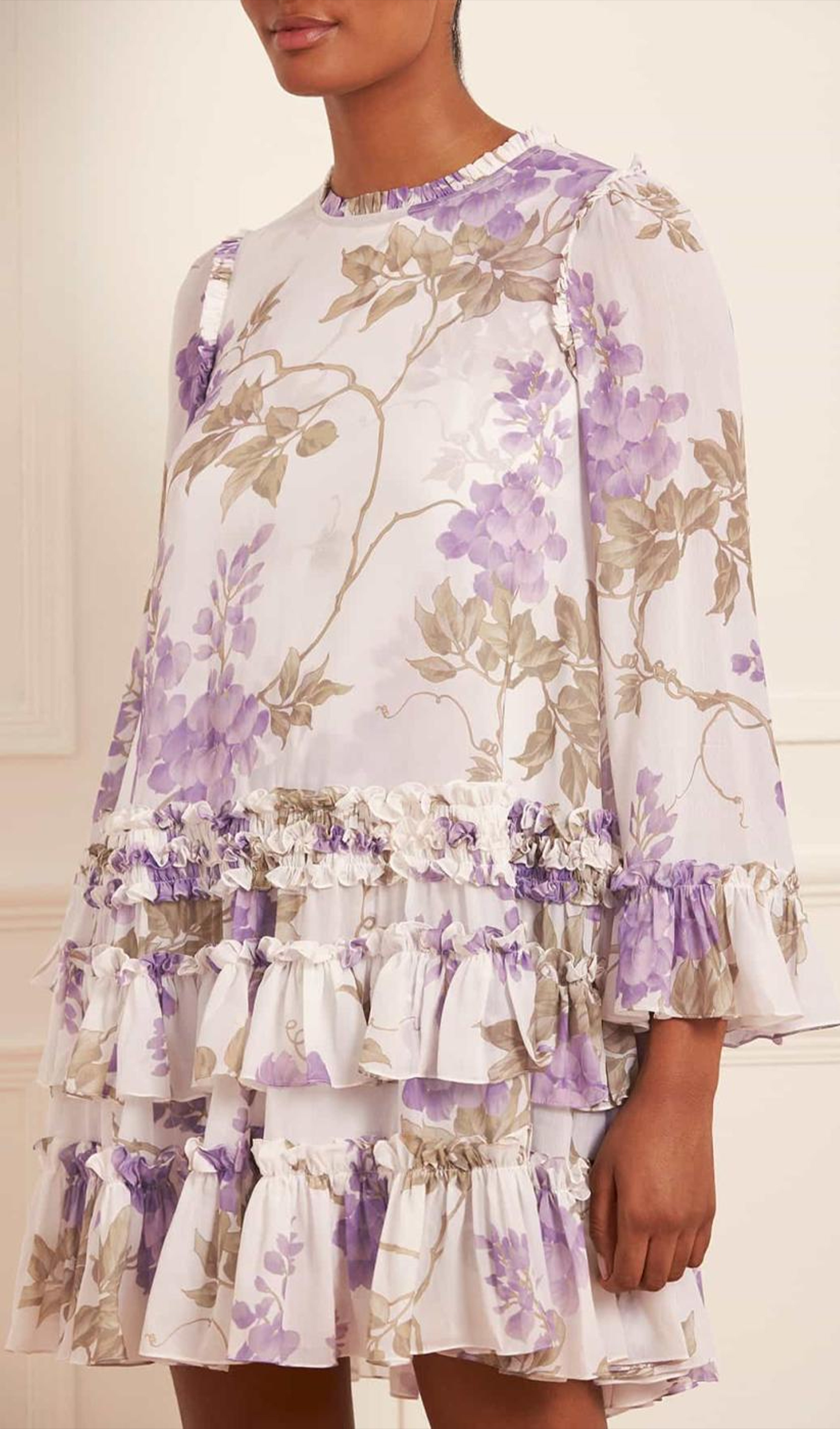 Langärmeliges, geblümtes, gerüschtes Minikleid mit Bindegürtel in der Taille