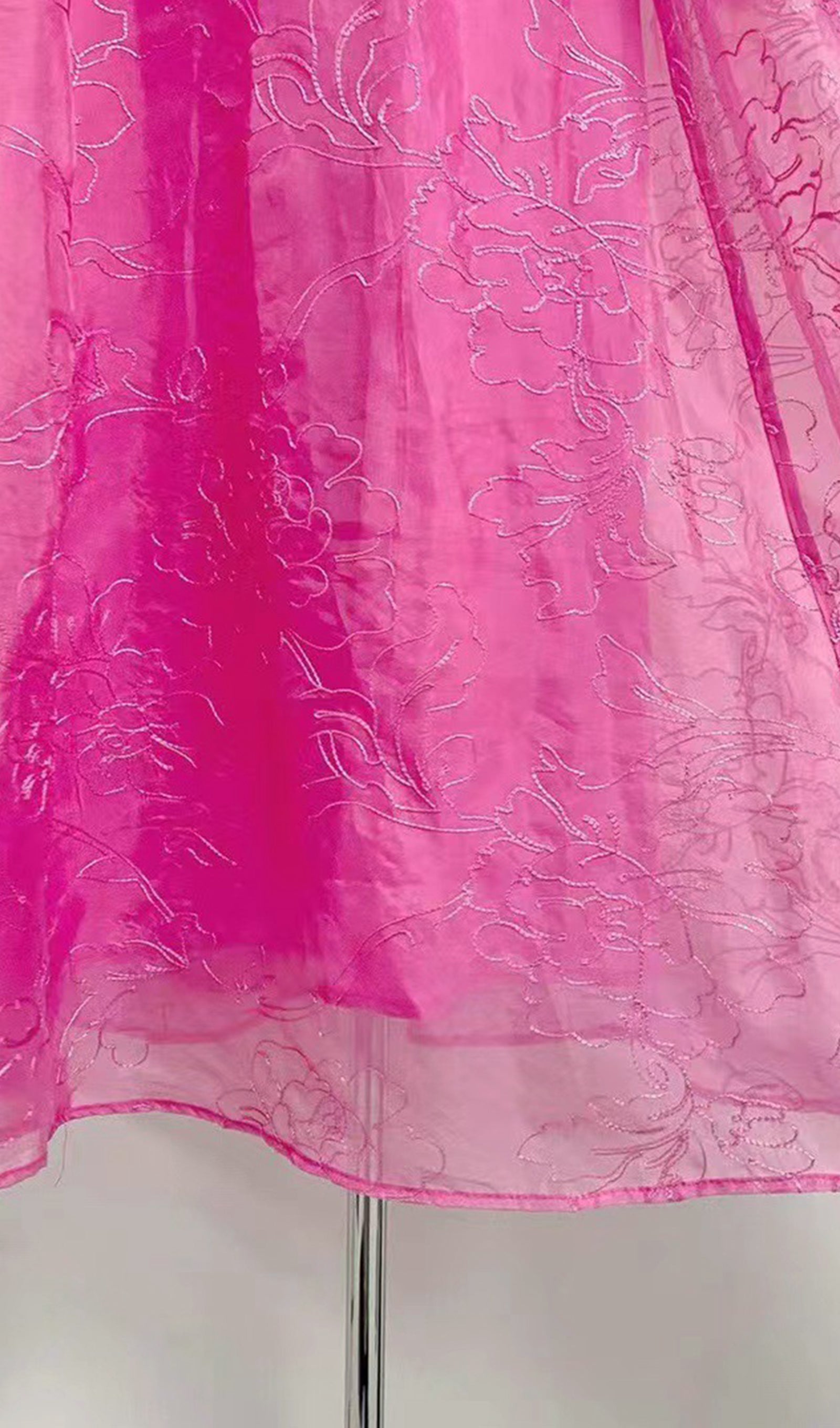 Besticktes, tailliertes Midikleid mit Trägern in Rosa