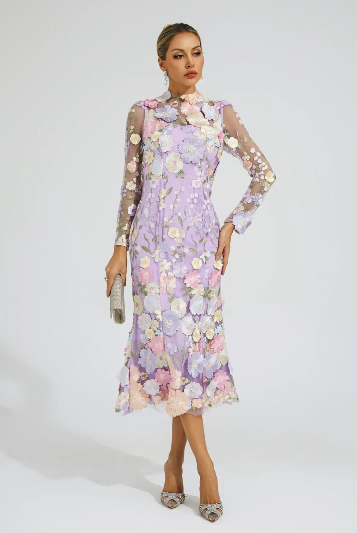 Lila Midikleid mit Blumenstickerei