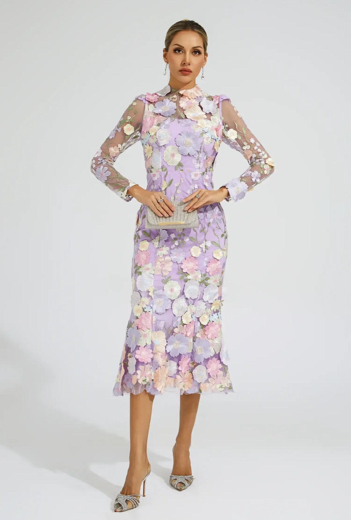 Lila Midikleid mit Blumenstickerei