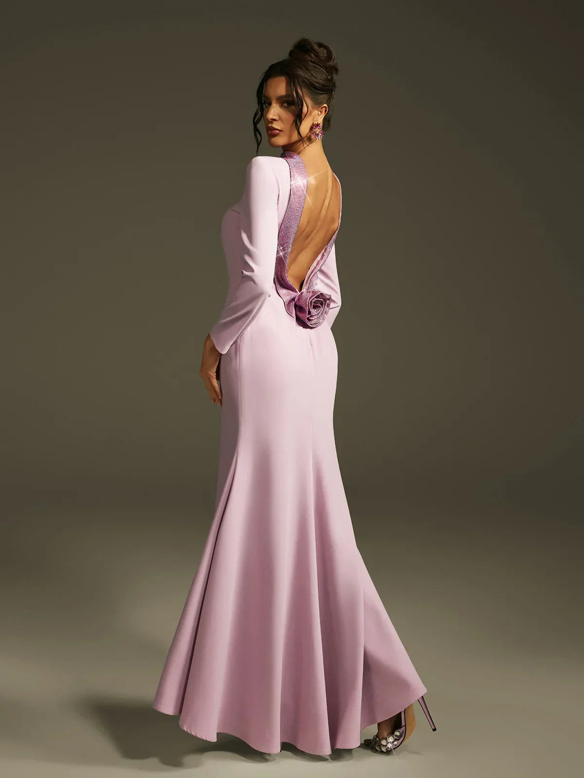 Fliederfarbenes, rückenfreies Maxikleid mit Kristallrosen