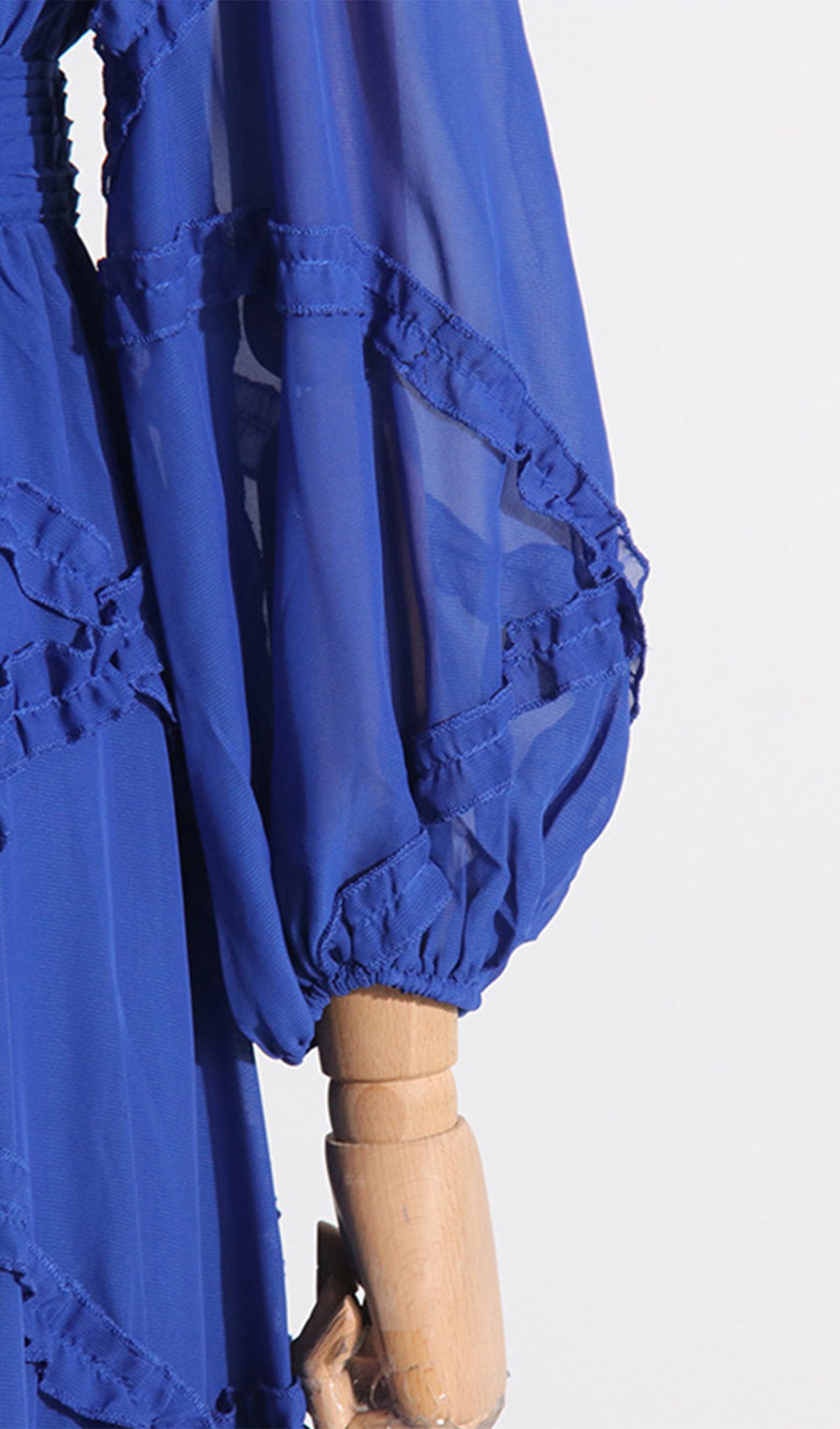 Maxikleid aus Mesh mit langen Ärmeln und V-Ausschnitt