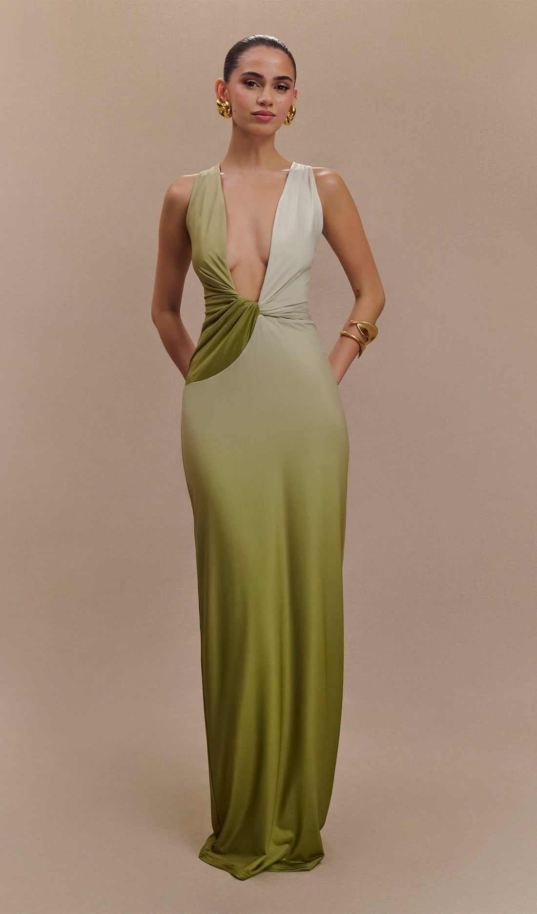 Drapiertes, schmal geschnittenes Maxikleid in Ombré-Oliv 
