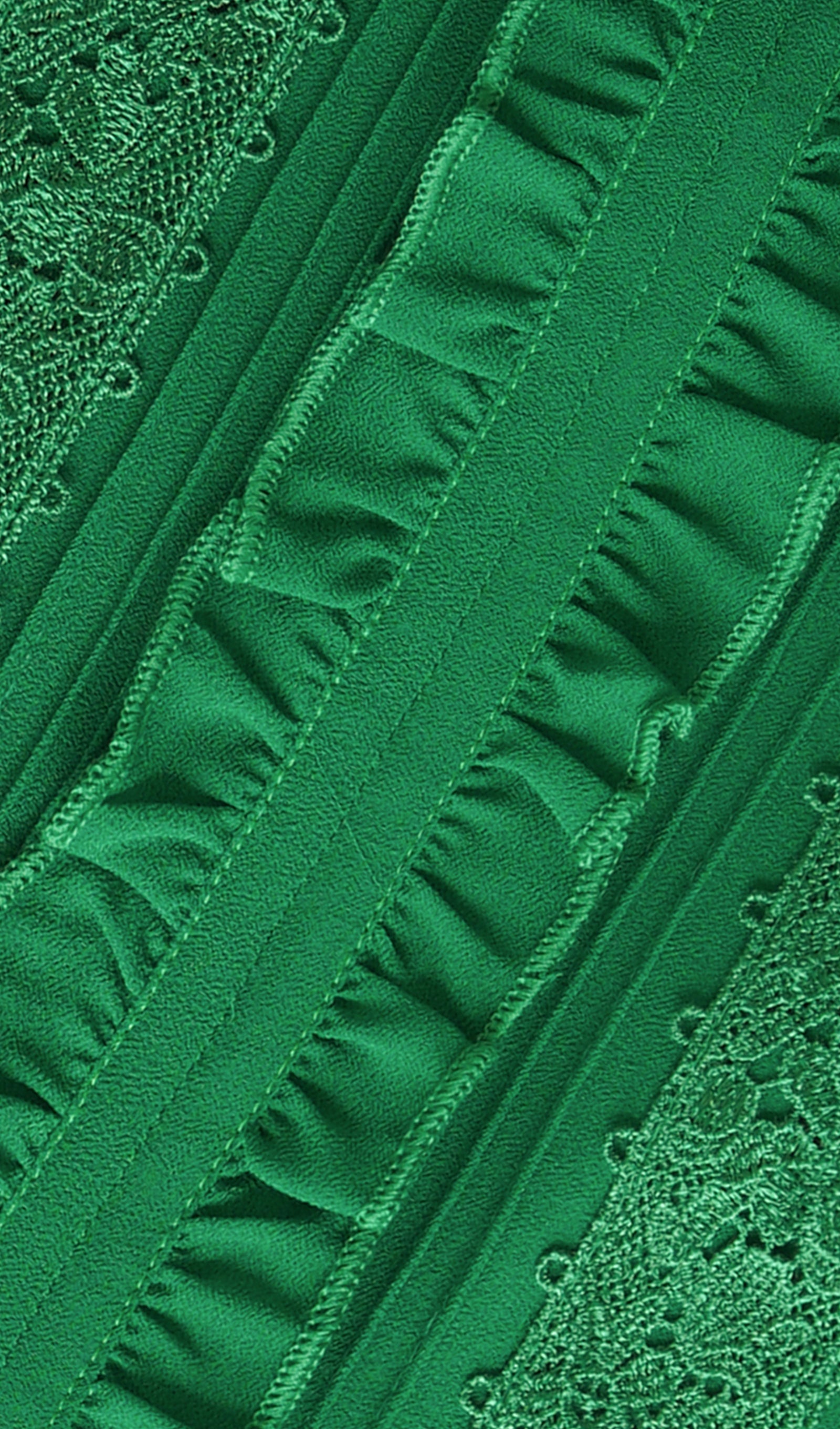 Grünes, tailliertes Maxikleid aus gerüschter, plissierter Spitze