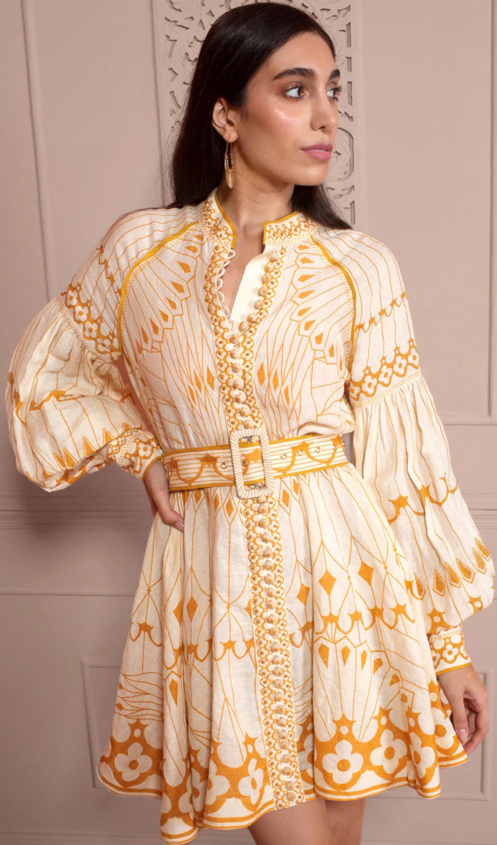 Minikleid mit Blumenmuster, hohem Kragen und Gürtel, mit Gürtel