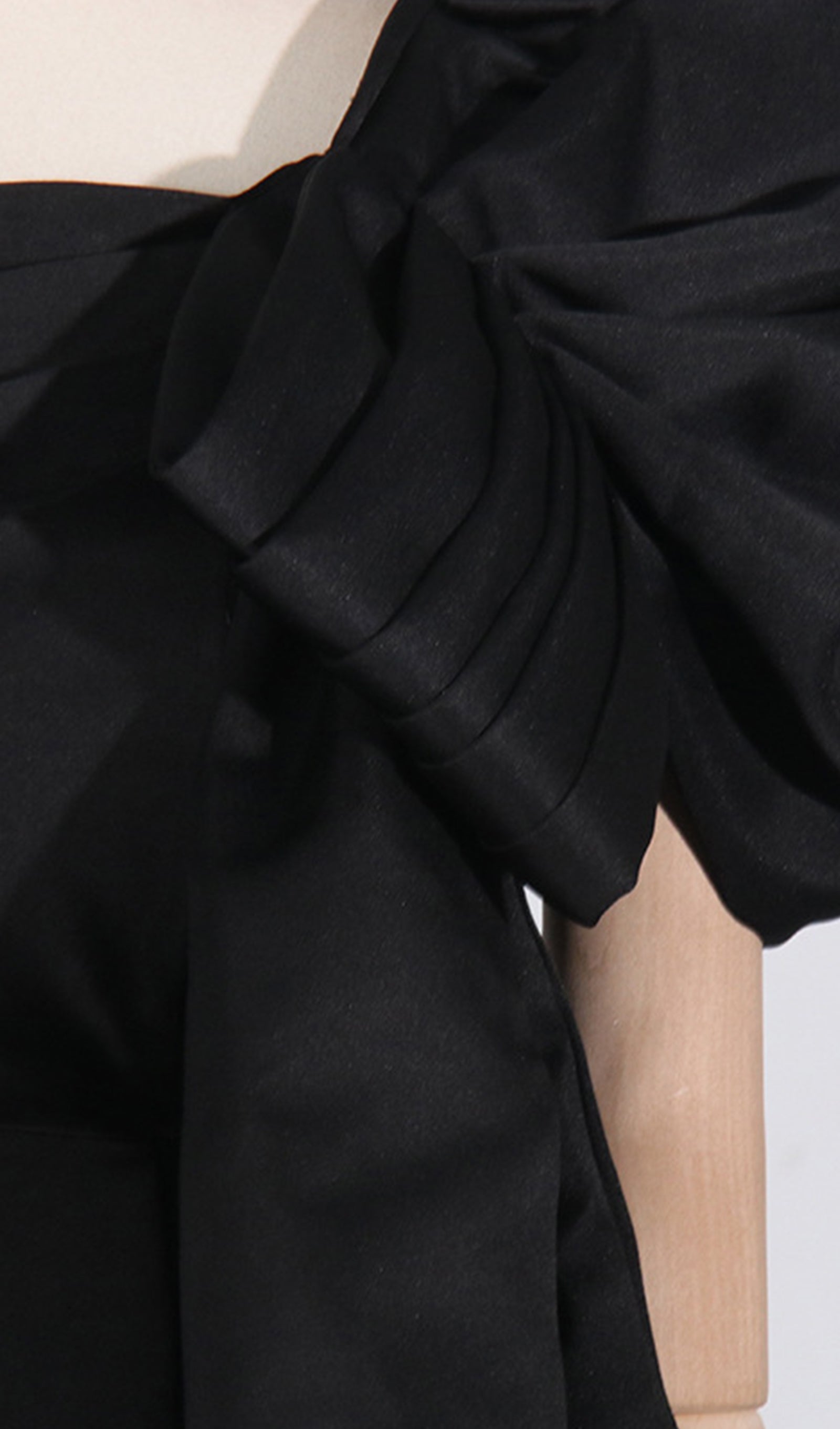Schwarzes, schulterfreies, figurbetontes Minikleid