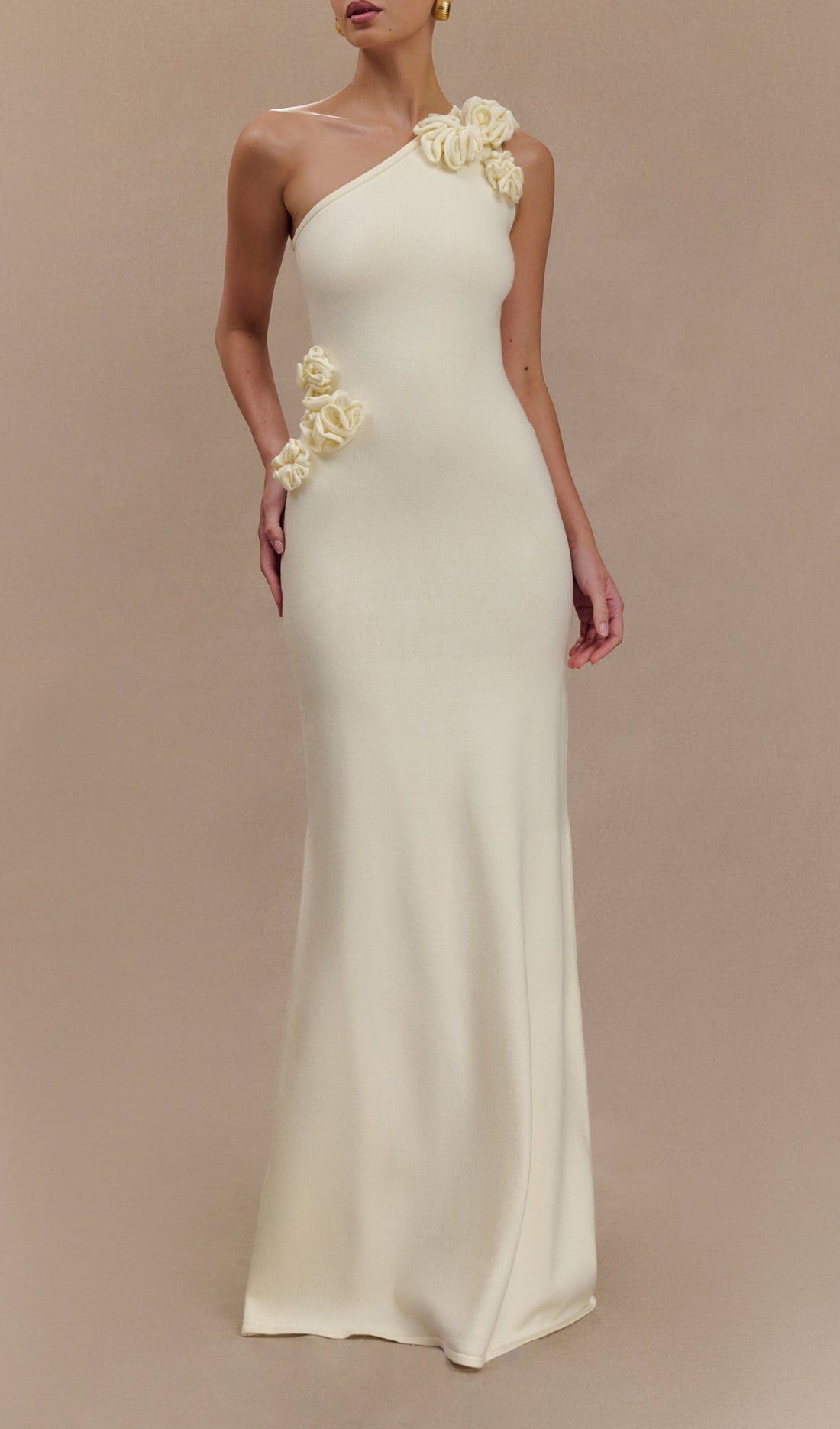 Einseitig schulterfreies, geblümtes Strick-Maxikleid – Elfenbein 