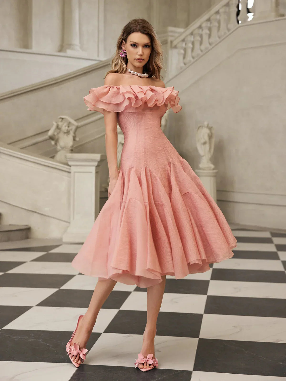 Amelie schulterfreies Rüschen-Midikleid – Rosa 
