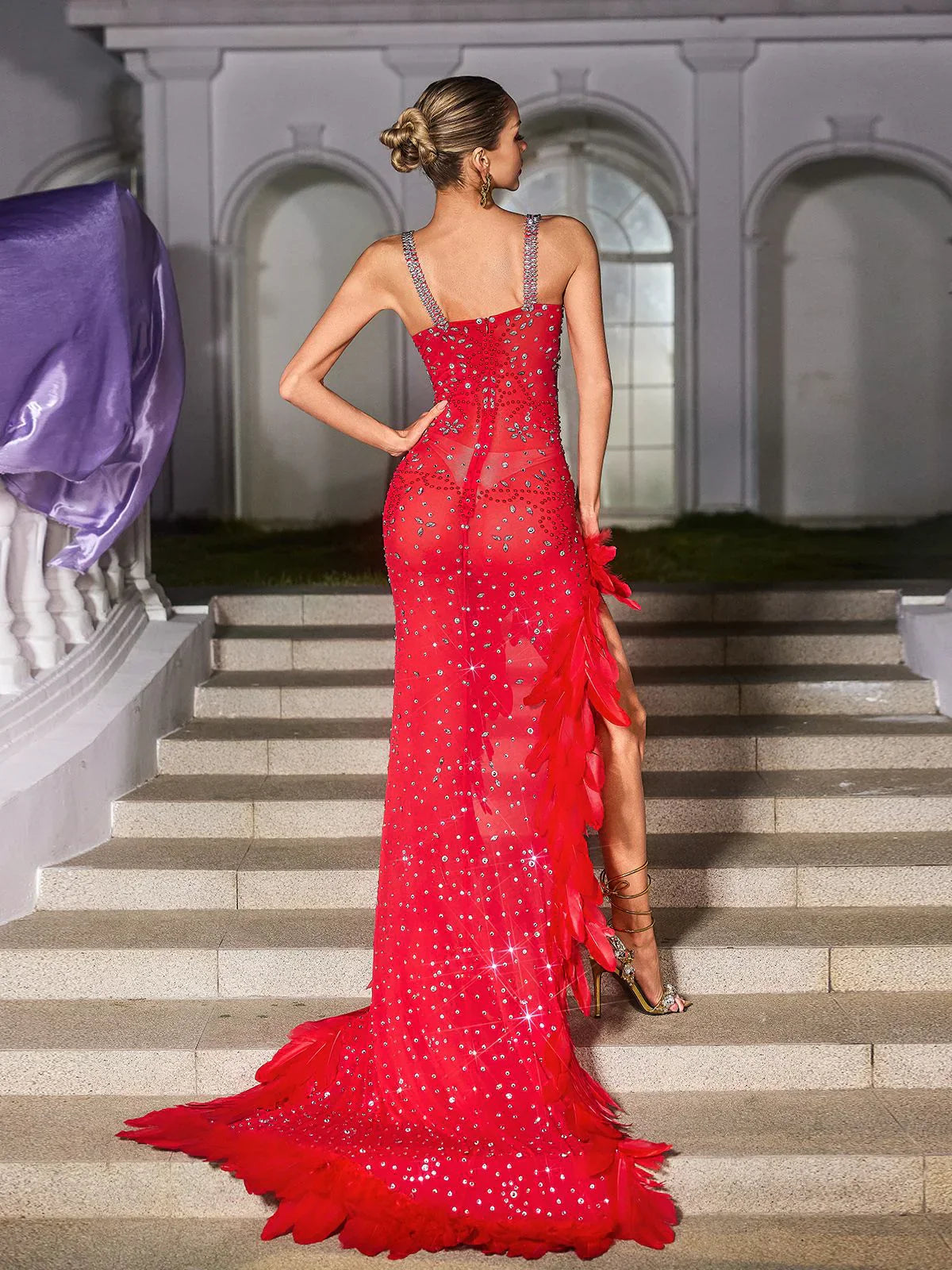 Rotes Maxikleid mit Strasssteinen und Federn