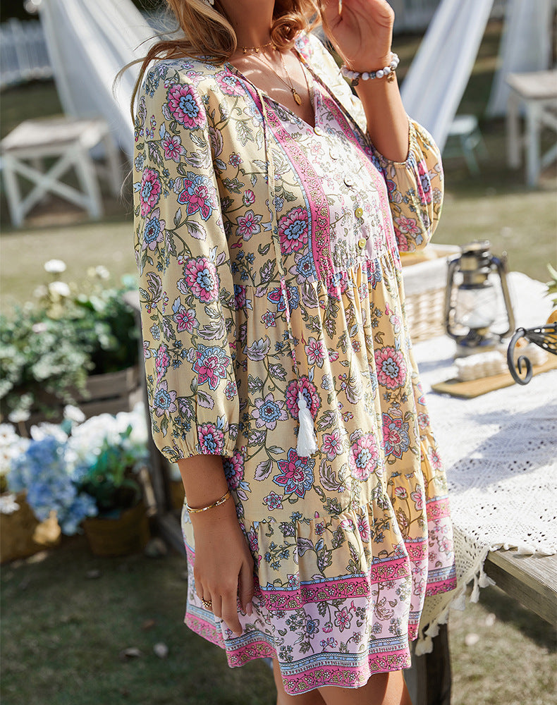 Sommerliches Minikleid im Boho-Stil mit V-Ausschnitt, lockerer Passform und entspannter Passform