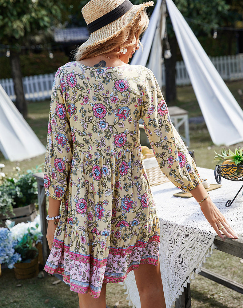 Sommerliches Minikleid im Boho-Stil mit V-Ausschnitt, lockerer Passform und entspannter Passform