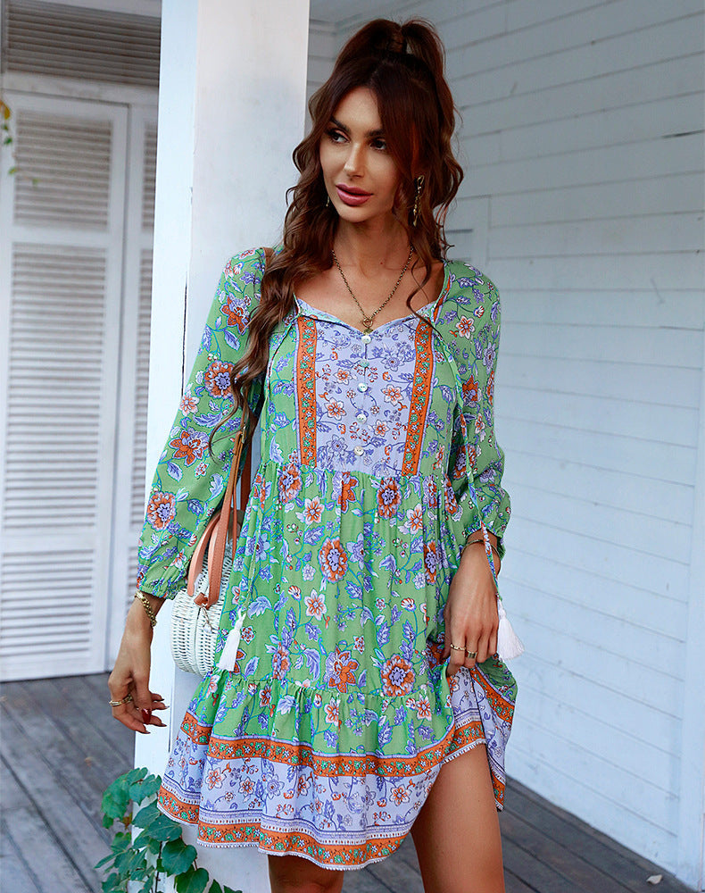 Sommerliches Minikleid im Boho-Stil mit V-Ausschnitt, lockerer Passform und entspannter Passform