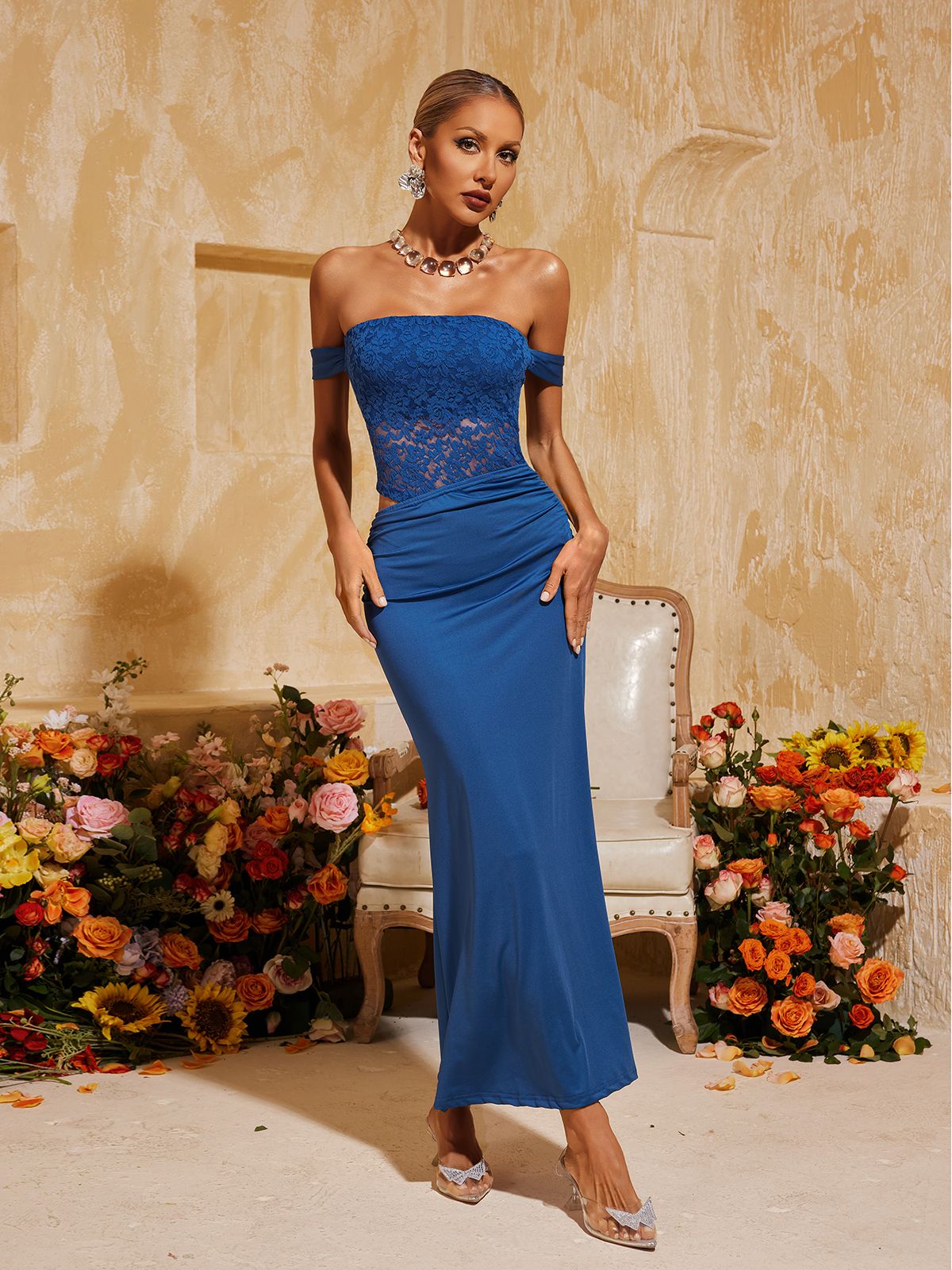 Aelorin schulterfreies Midikleid aus Spitze