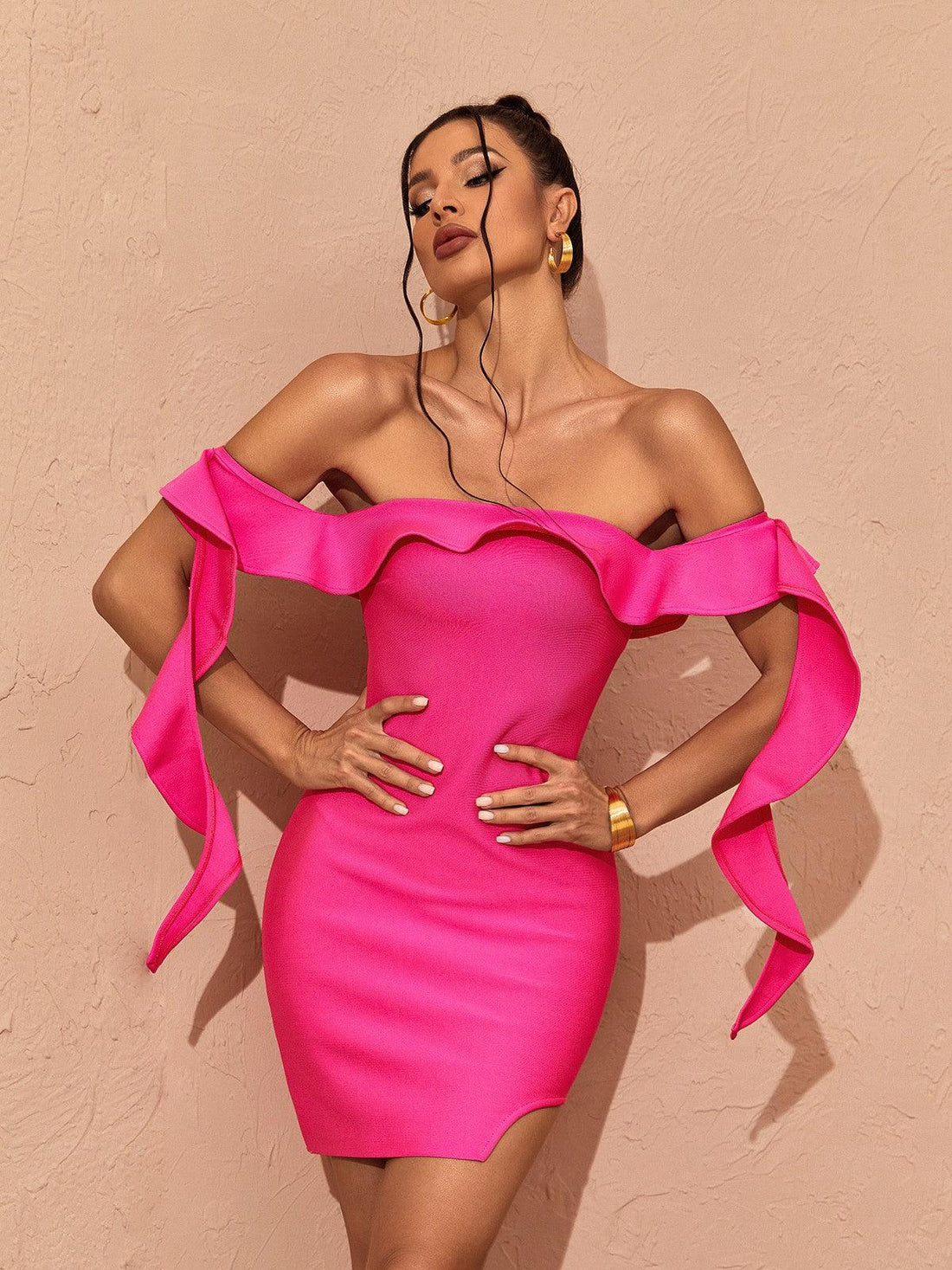 Alivia Düşük Omuzlu Fırfırlı Bandaj Mini Elbise Pembe