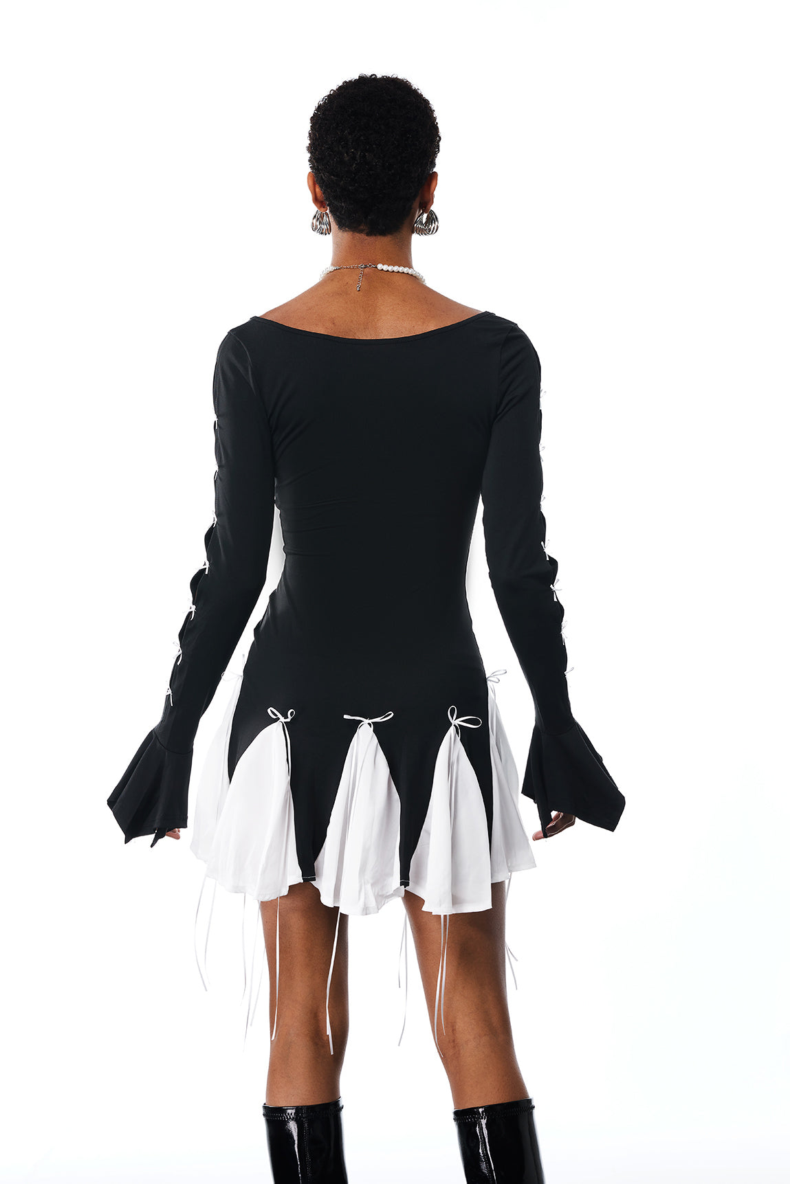 Amarante Minikleid mit Schleife, Rüschen und Quasten