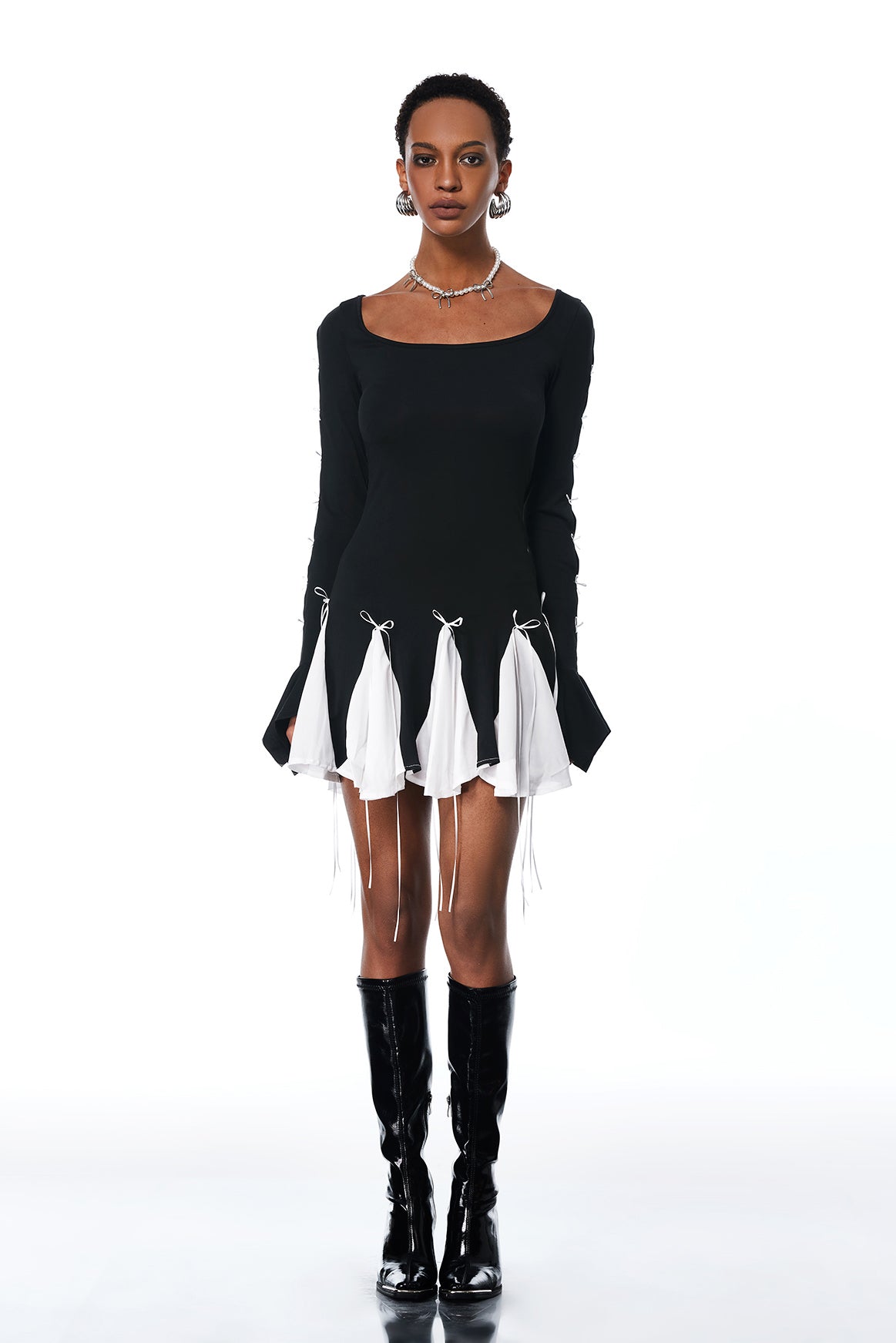Amarante Minikleid mit Schleife, Rüschen und Quasten