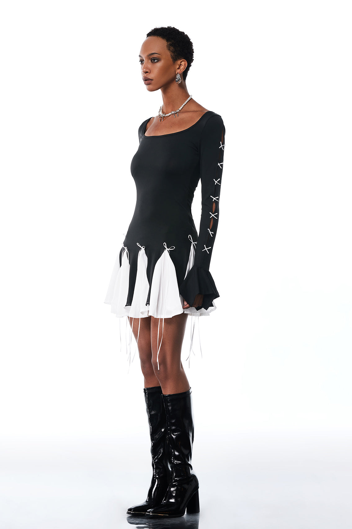 Amarante Minikleid mit Schleife, Rüschen und Quasten