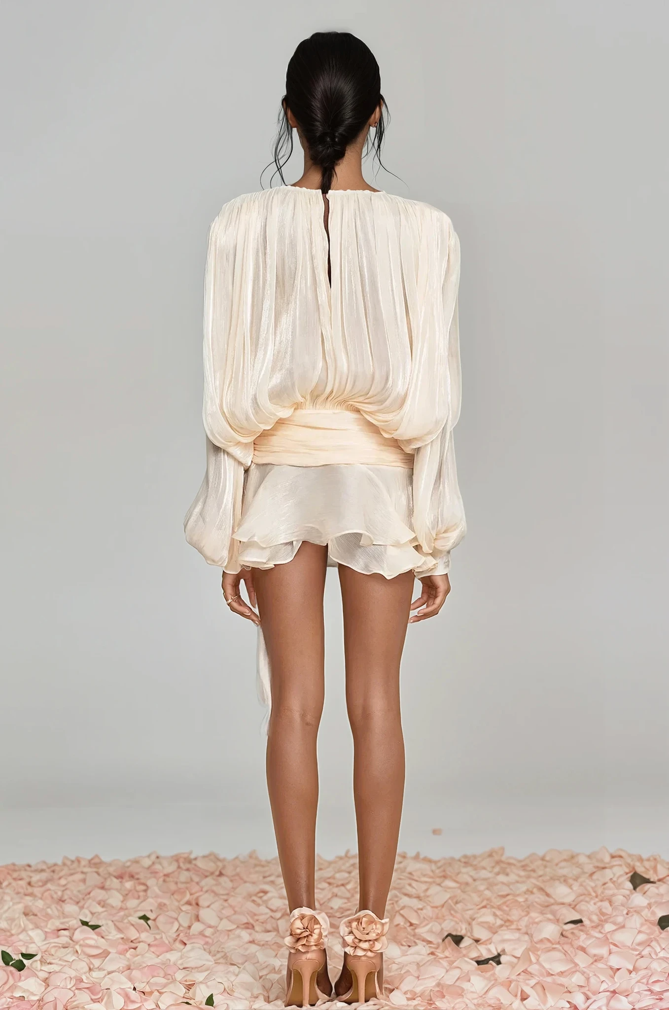 Aminah Minikleid mit Ballonärmeln und Rüschen, Creme
