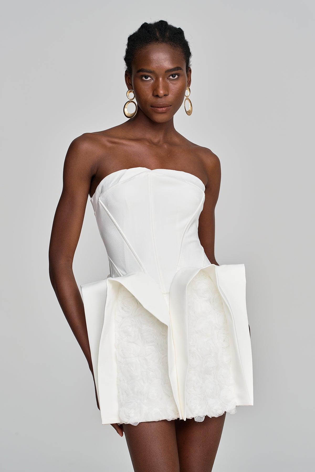 Aber trägerloses, dekonstruiertes Minikleid mit Blumenmuster