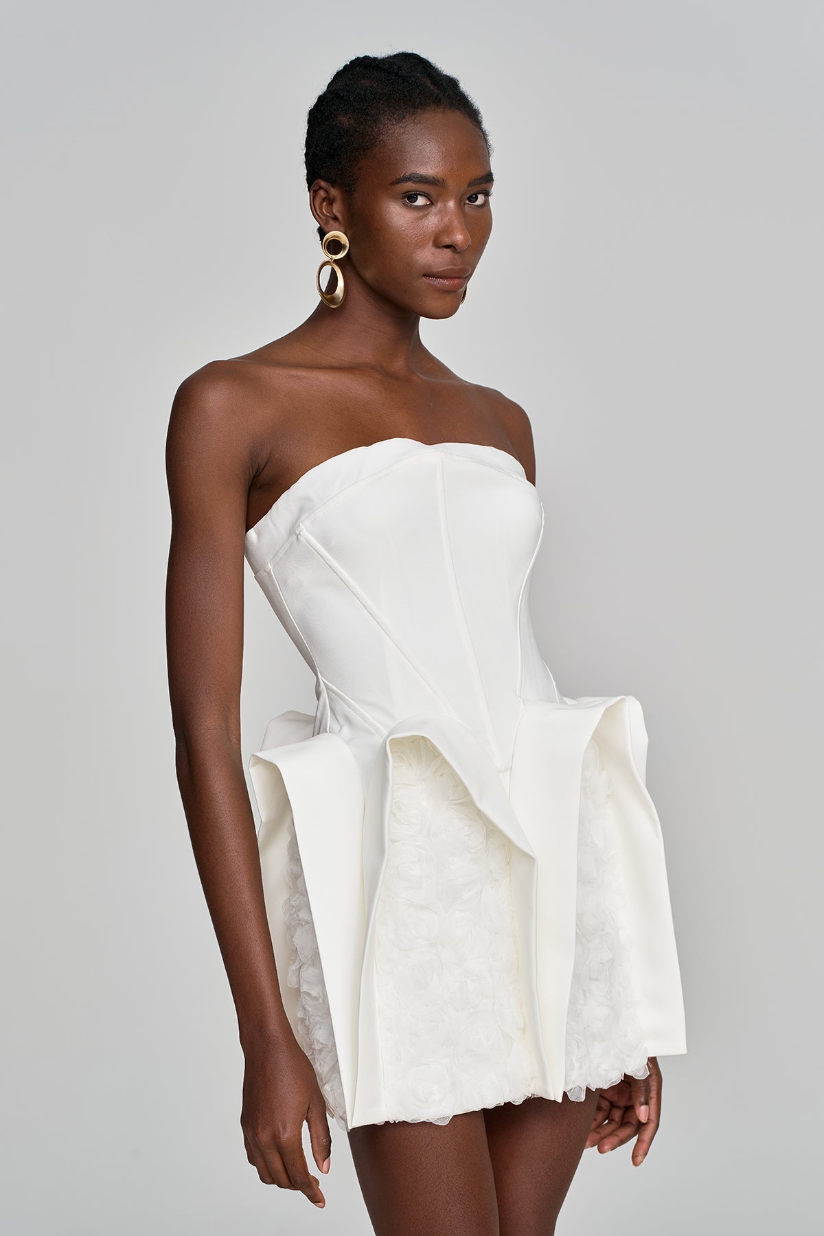 Aber trägerloses, dekonstruiertes Minikleid mit Blumenmuster