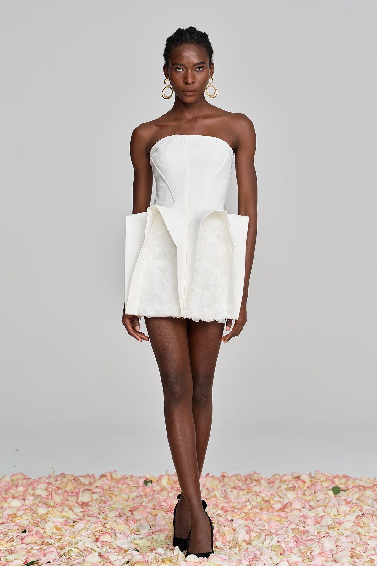 Aber trägerloses, dekonstruiertes Minikleid mit Blumenmuster