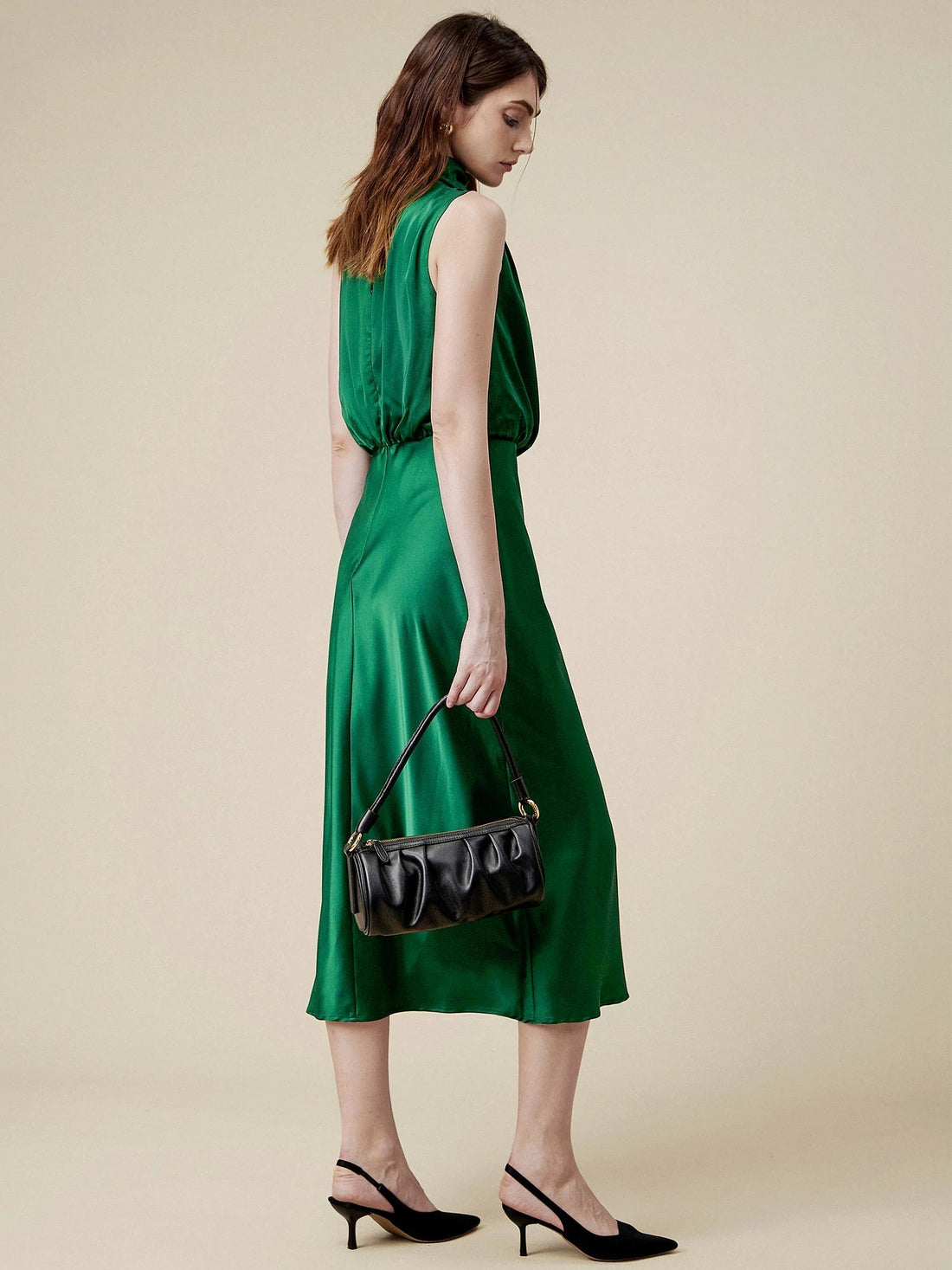 Maxikleid aus Acetat-Satin mit unregelmäßigem Ausschnitt