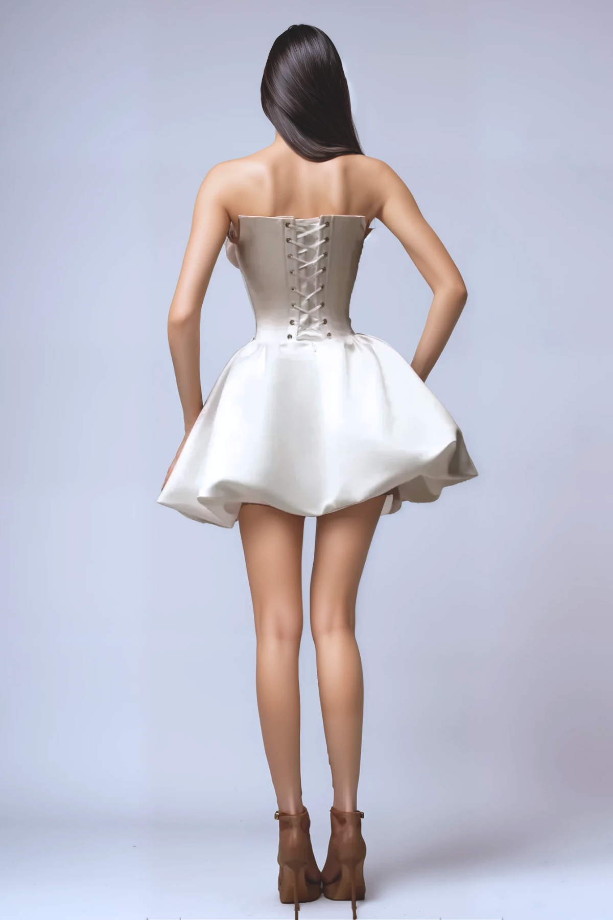 Angela trägerloses, gerafftes Minikleid aus Satin, weiß