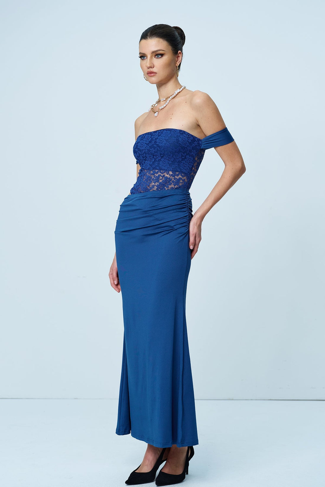 Aniol trägerloses Maxikleid aus Spitze mit Rüschen