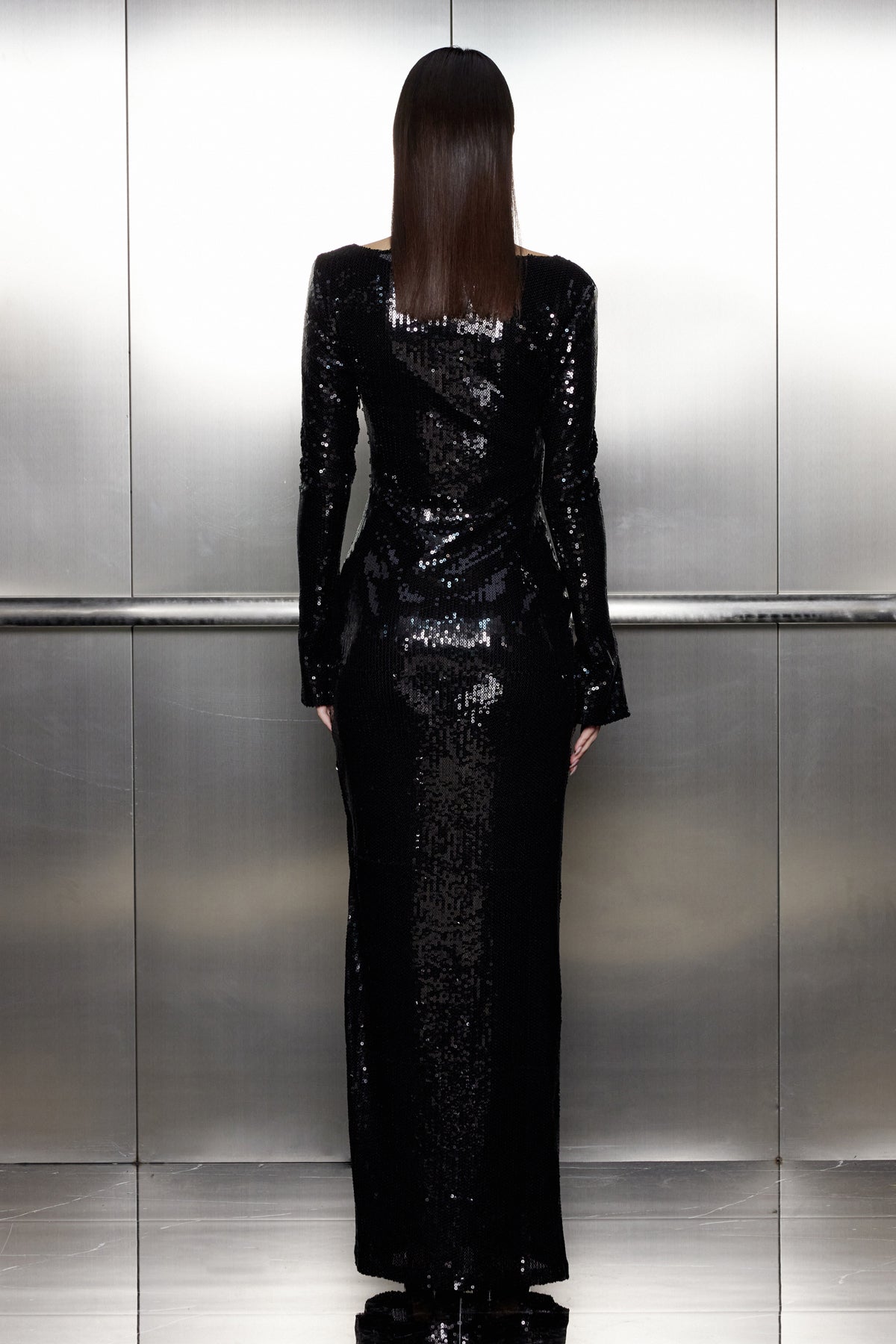 Aoibhe Schwarzes, langärmliges Maxikleid mit Pailletten