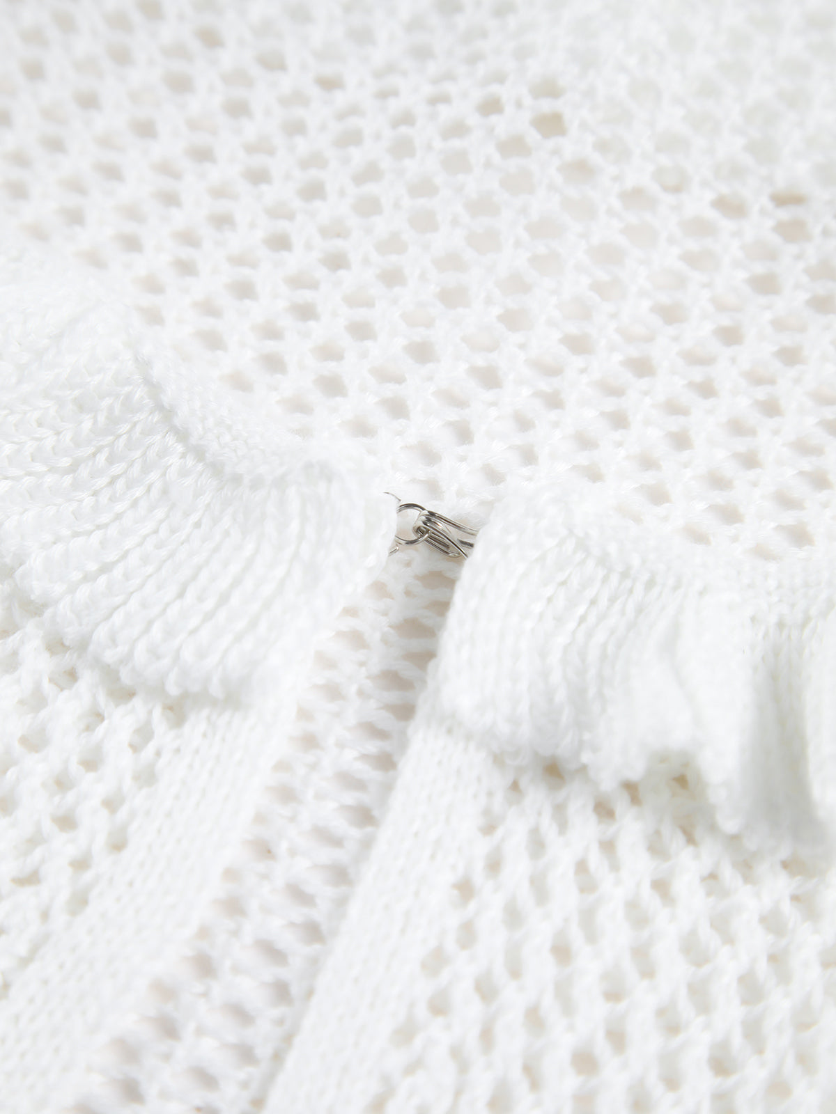Gehäkelte Strickjacke mit Ösen