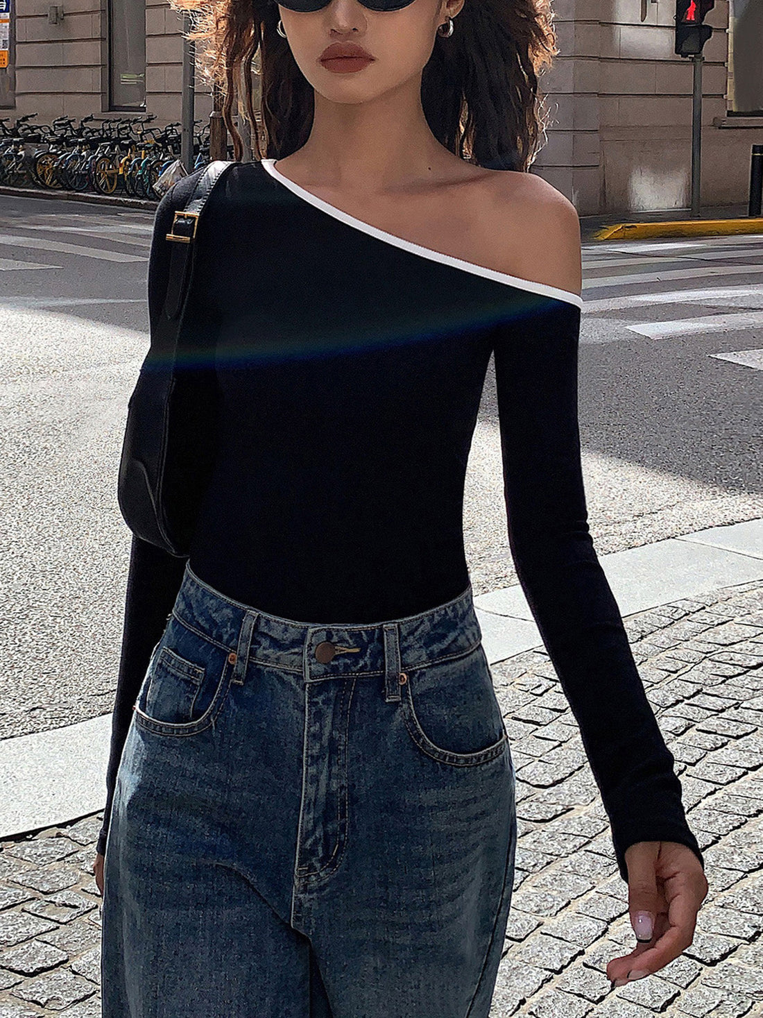 Kontrastfarbene One-Shoulder-Bluse