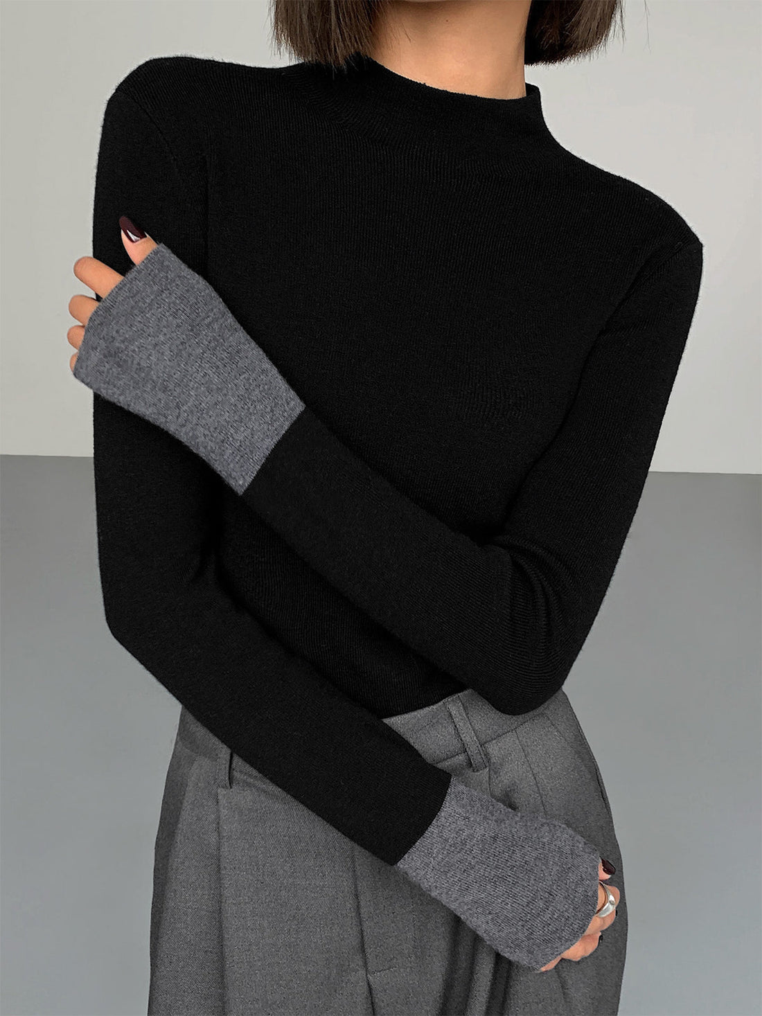 Langärmelige Strickbluse mit kontrastierenden Bündchen
